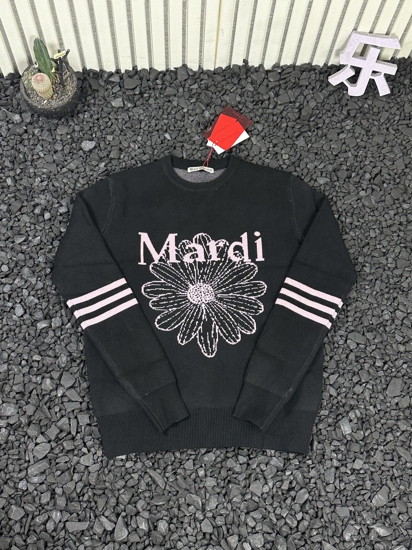 💰110
- MARDI MERCREDI SS25 韩系秋冬三条杆圆领针织落肩长袖加厚款毛衣 男女款 -

  金高银同款热门款式！秋冬季节你需要一件好毛衣！！热门全系列出货！！
原版一致定制定染纱线，定制毛料超级柔软贴肤！外穿内搭皆可、超适合叠穿的毛衣！推荐搭配衬衫短裙学院风满满无敌减龄！胸前进口提花机提花！男女同款版型，宽松不挑身材，包容各种身形！
全套吊牌水洗辅料！区别市场不对版通货！

颜色：藏青白花 藏青棕花 黑灰色 黑粉色 白绿色 白粉色 绿色
尺码：均码
衣长65   肩宽45   胸围110   袖长62