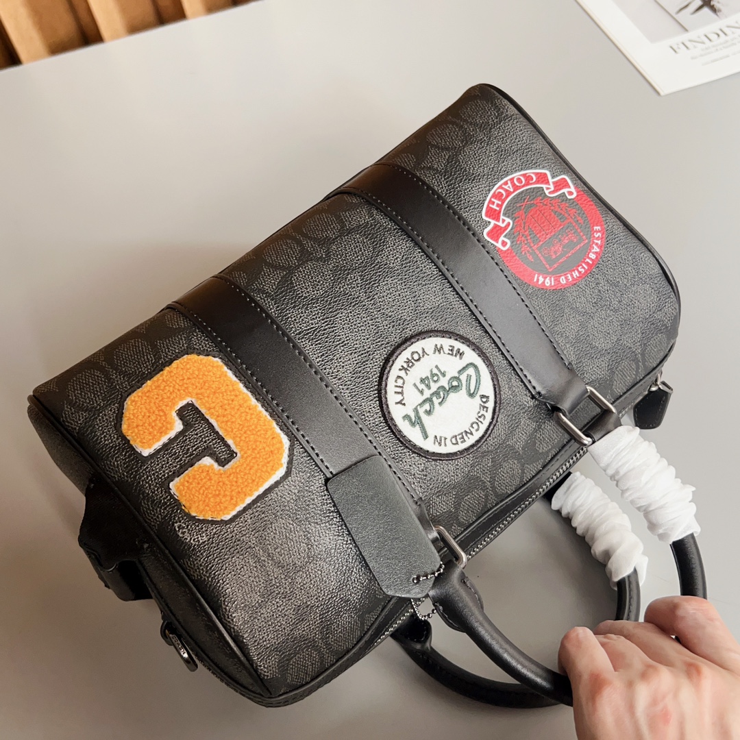 Coach Coa Venturer枕头包波士顿 CY821 的包型搭配徽章贴花设计，度十足