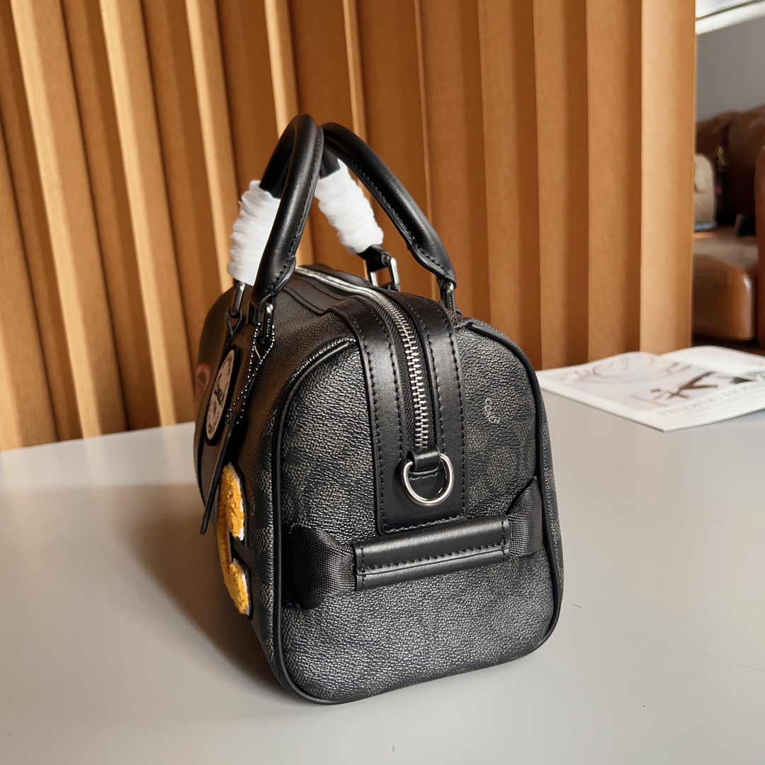 Coach Coa Venturer枕头包波士顿 CY821 的包型搭配徽章贴花设计，度十足