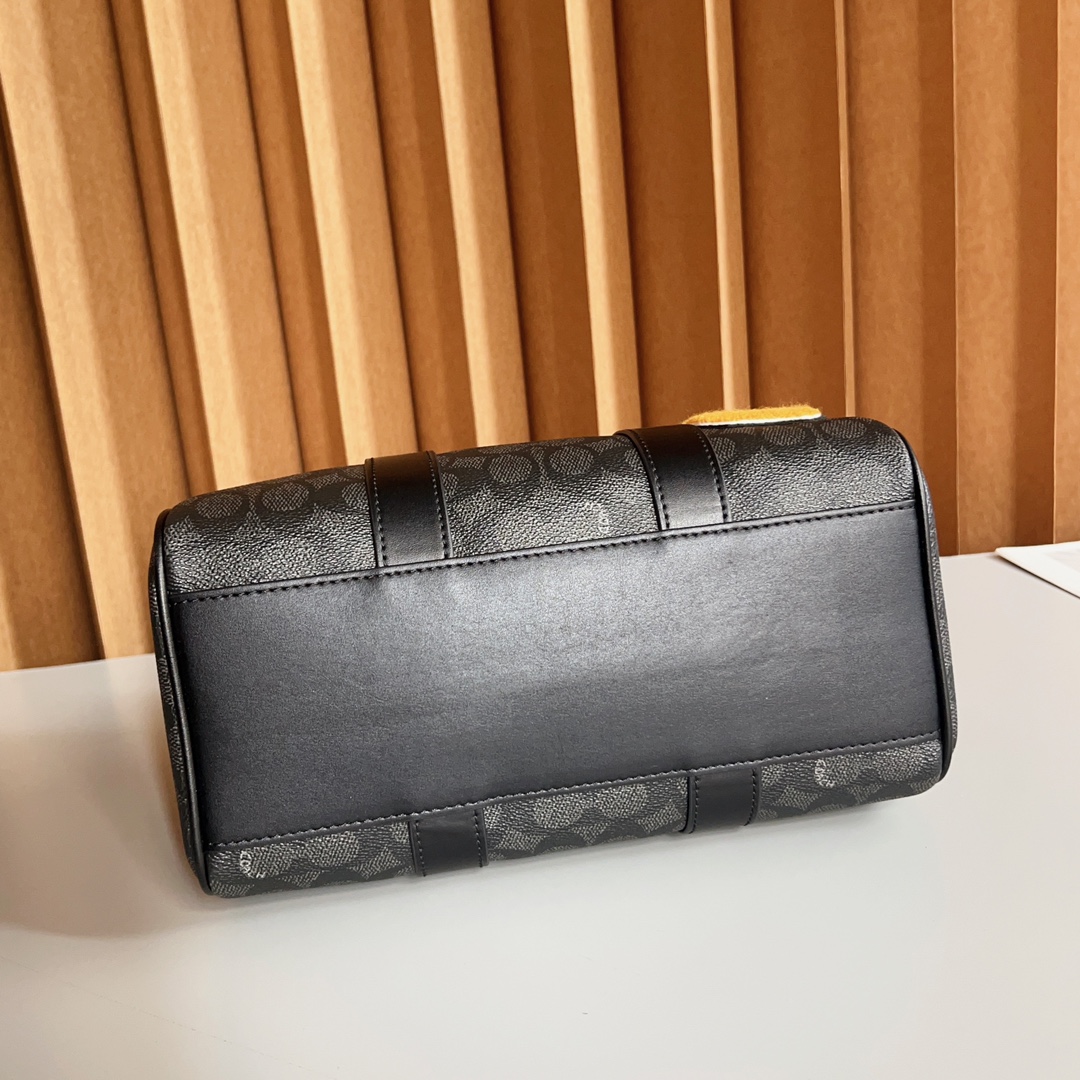 Coach Coa Venturer枕头包波士顿 CY821 的包型搭配徽章贴花设计，度十足