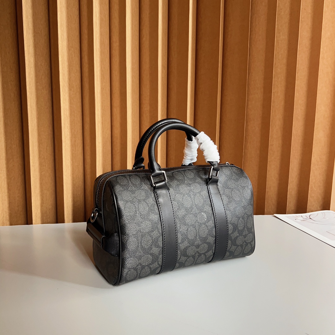 Coach Coa Venturer枕头包波士顿 CY821 的包型搭配徽章贴花设计，度十足