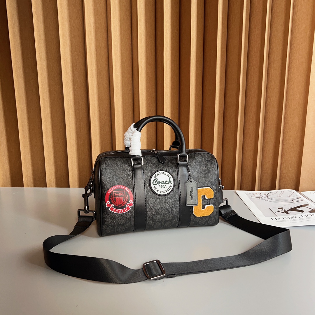 Coach Coa Venturer枕头包波士顿 CY821 的包型搭配徽章贴花设计，度十足