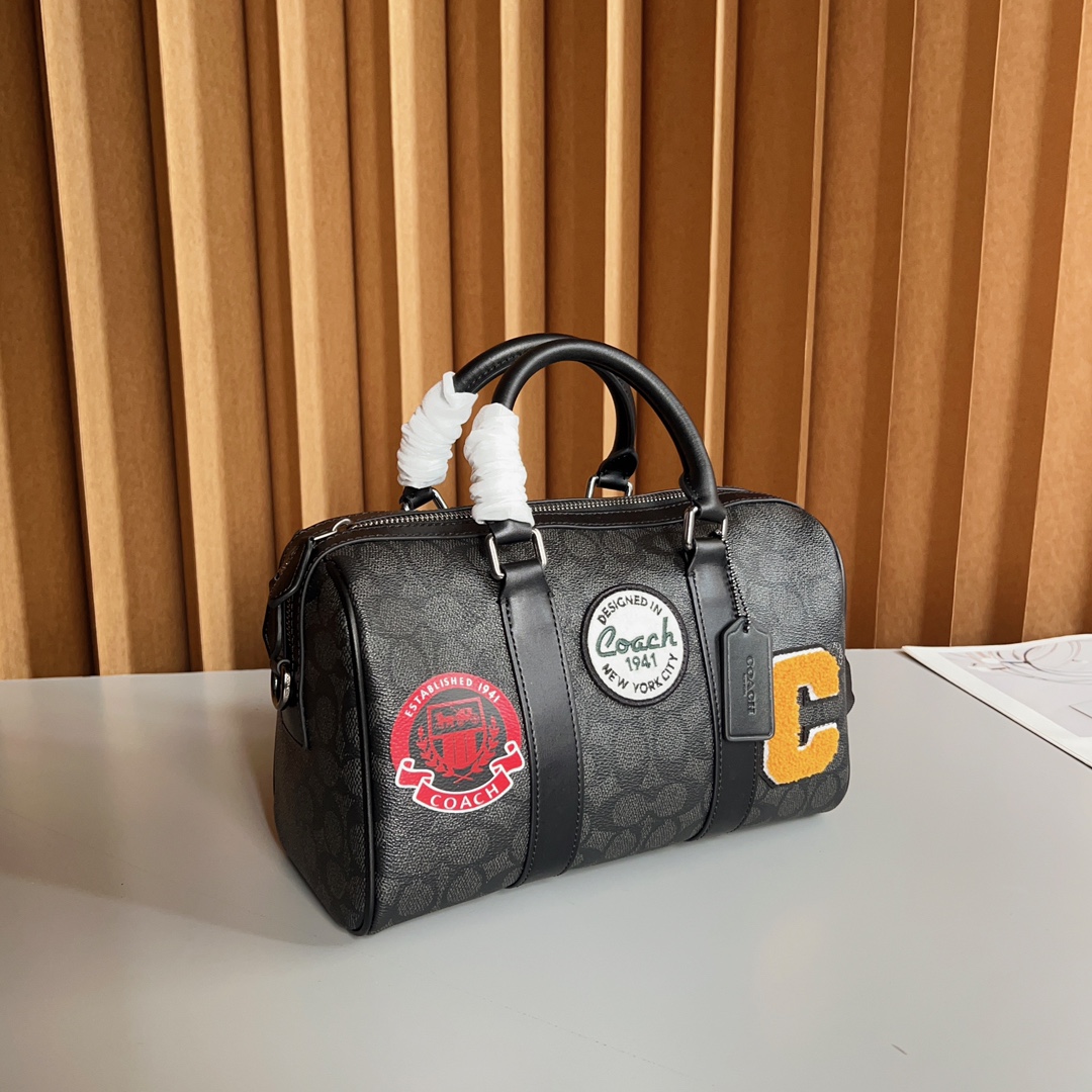 Coach Coa Venturer枕头包波士顿 CY821 的包型搭配徽章贴花设计，度十足