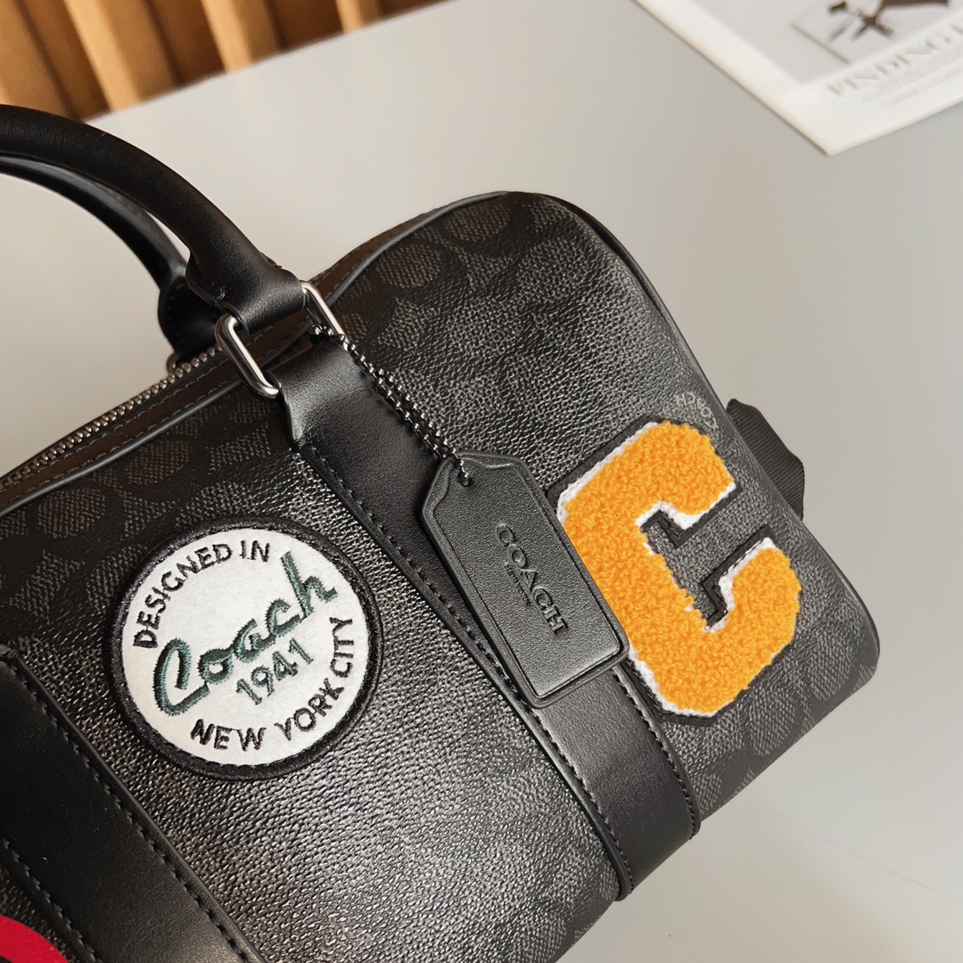 Coach Coa Venturer枕头包波士顿 CY821 的包型搭配徽章贴花设计，度十足