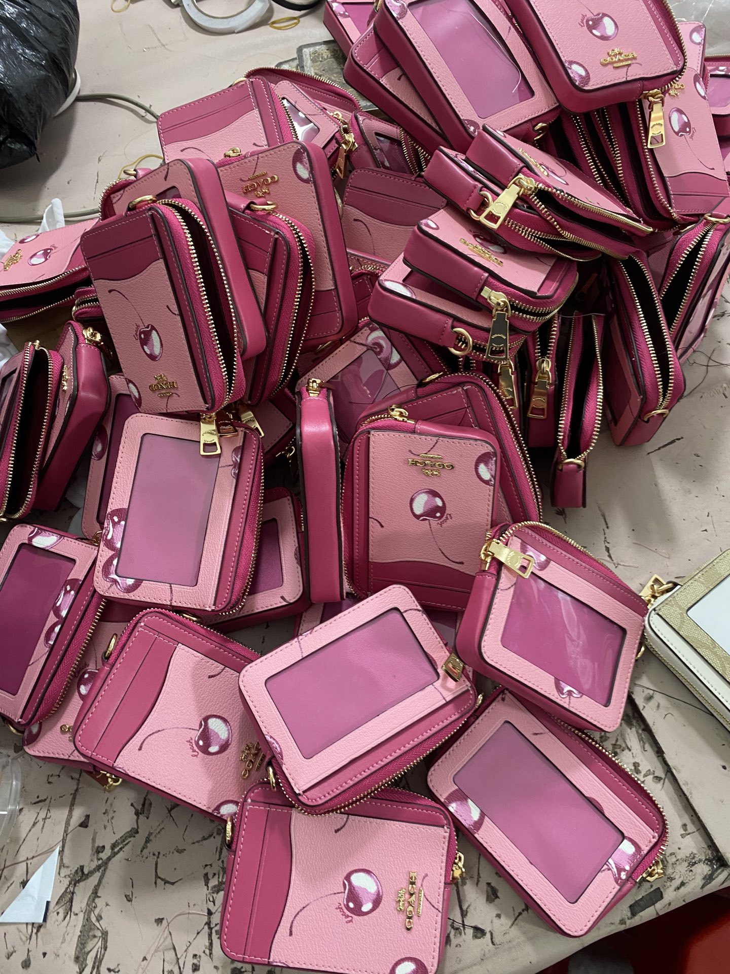 Coach ～Coach 新品 链条小卡包玫红樱桃