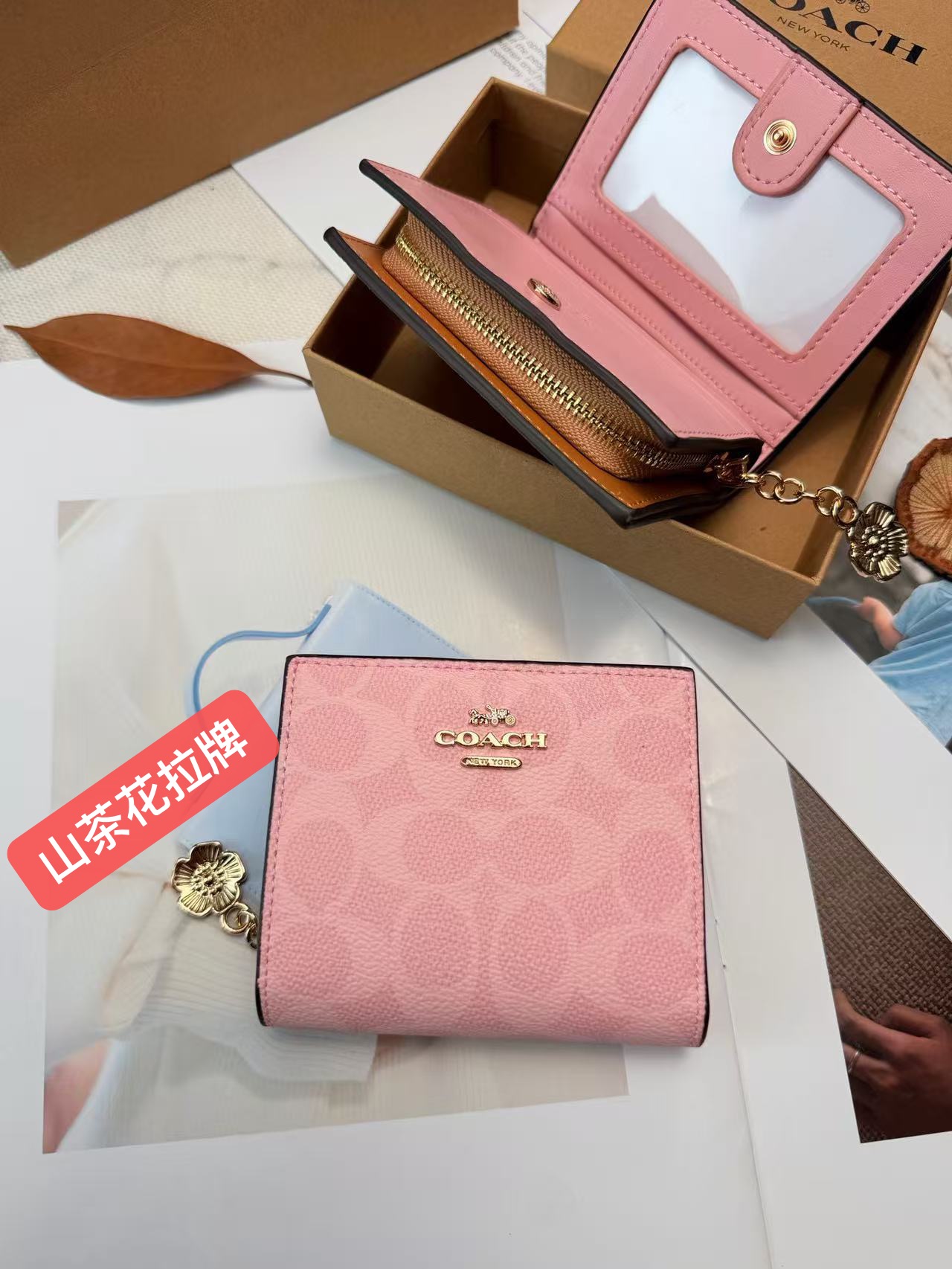 Coach COACH樱花粉 采用优质牛皮 表面细腻纹理 触感柔软又耐用 链条 挂着山茶花花瓣