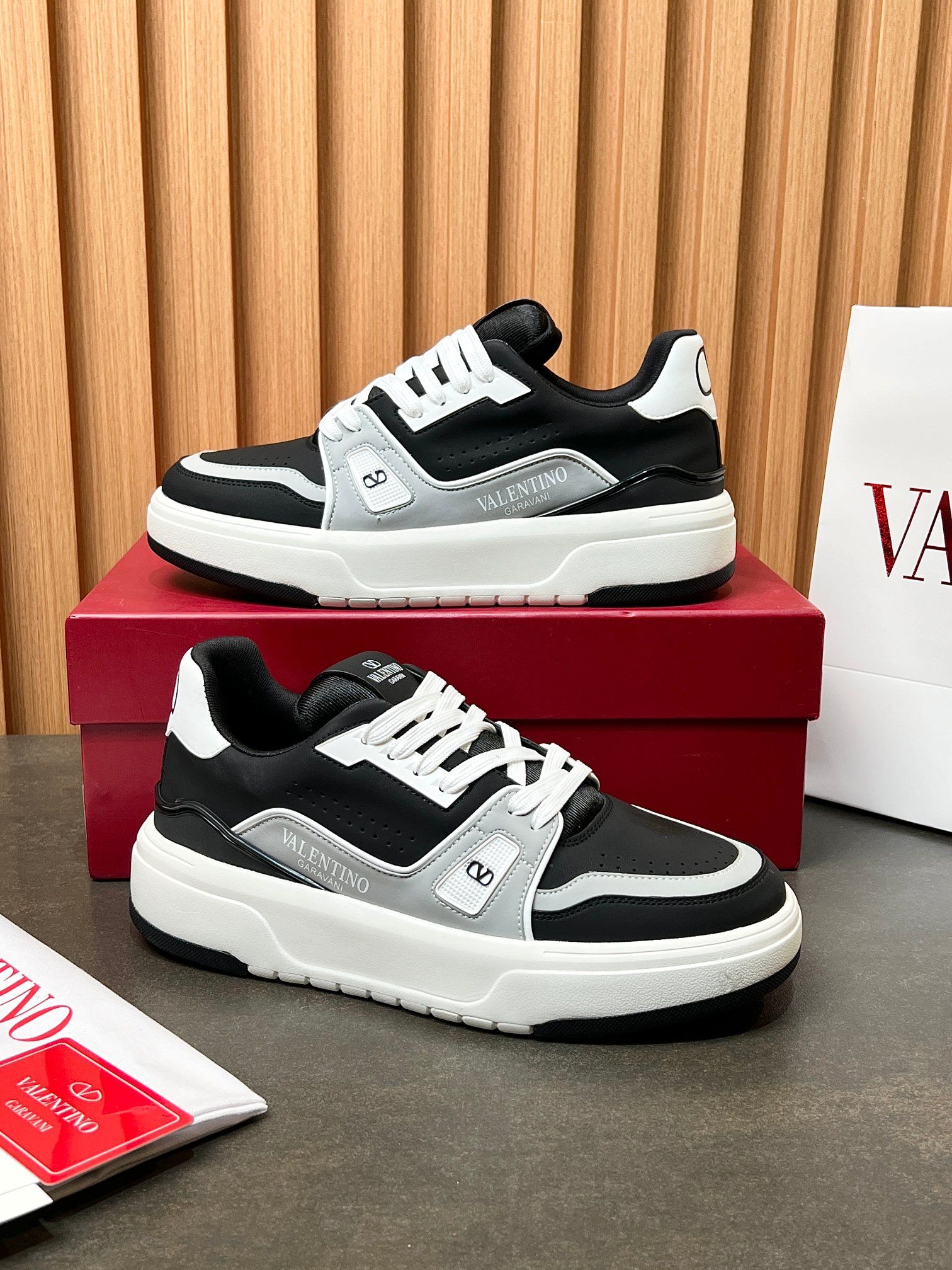 Valentino One Stud Black & White Leather Sneakers - Couple Edition 2025 5 a1740212259303 3272