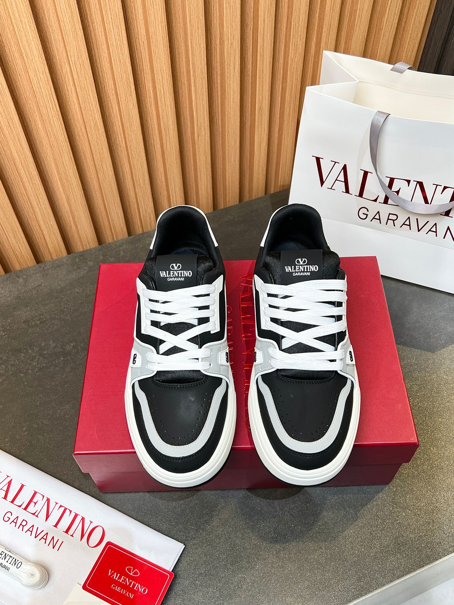 Valentino One Stud Black & White Leather Sneakers - Couple Edition 2025 2 a1740212259383 1561