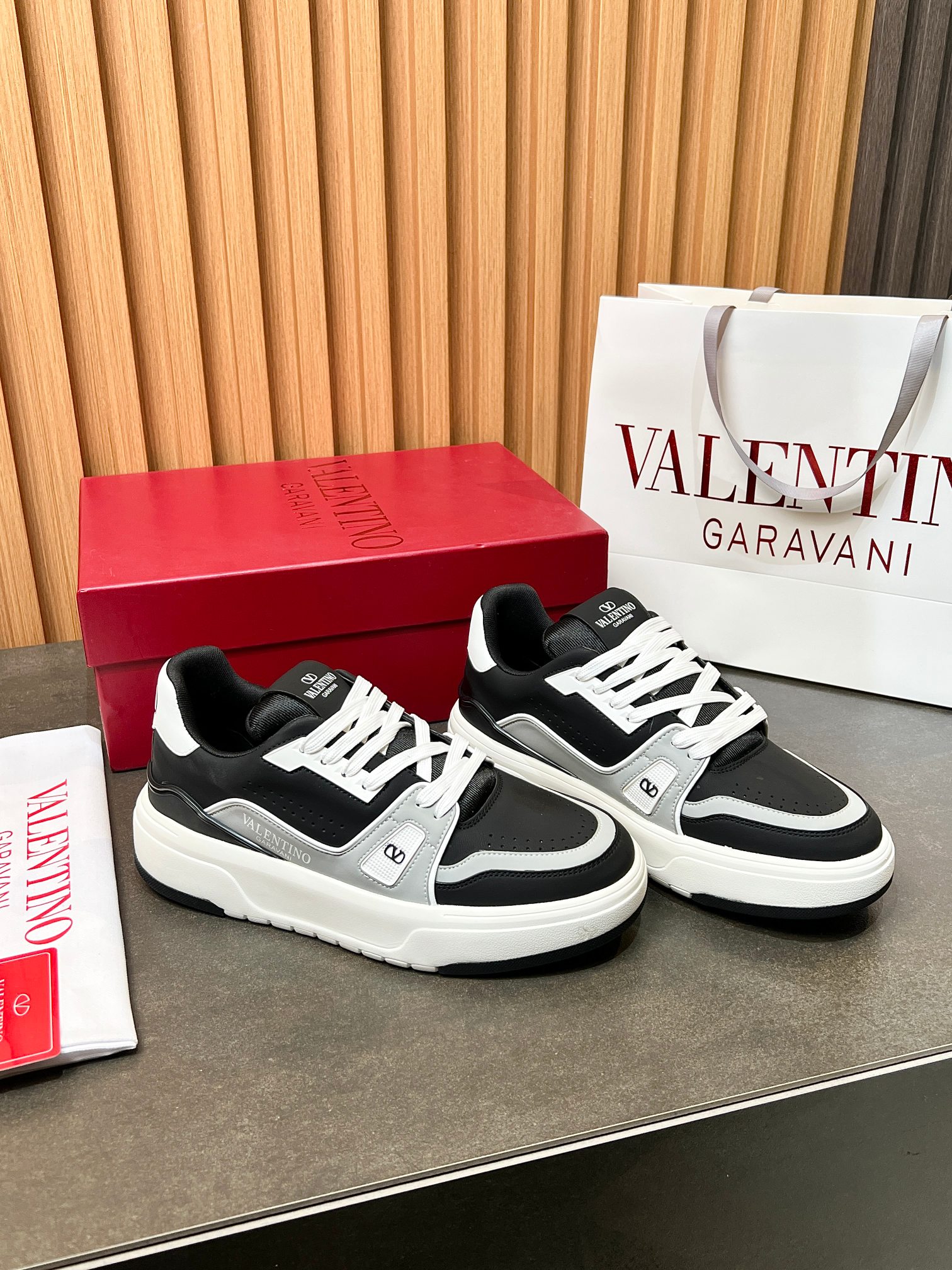 Valentino One Stud Black & White Leather Sneakers - Couple Edition 2025 4 a1740212259388 6452