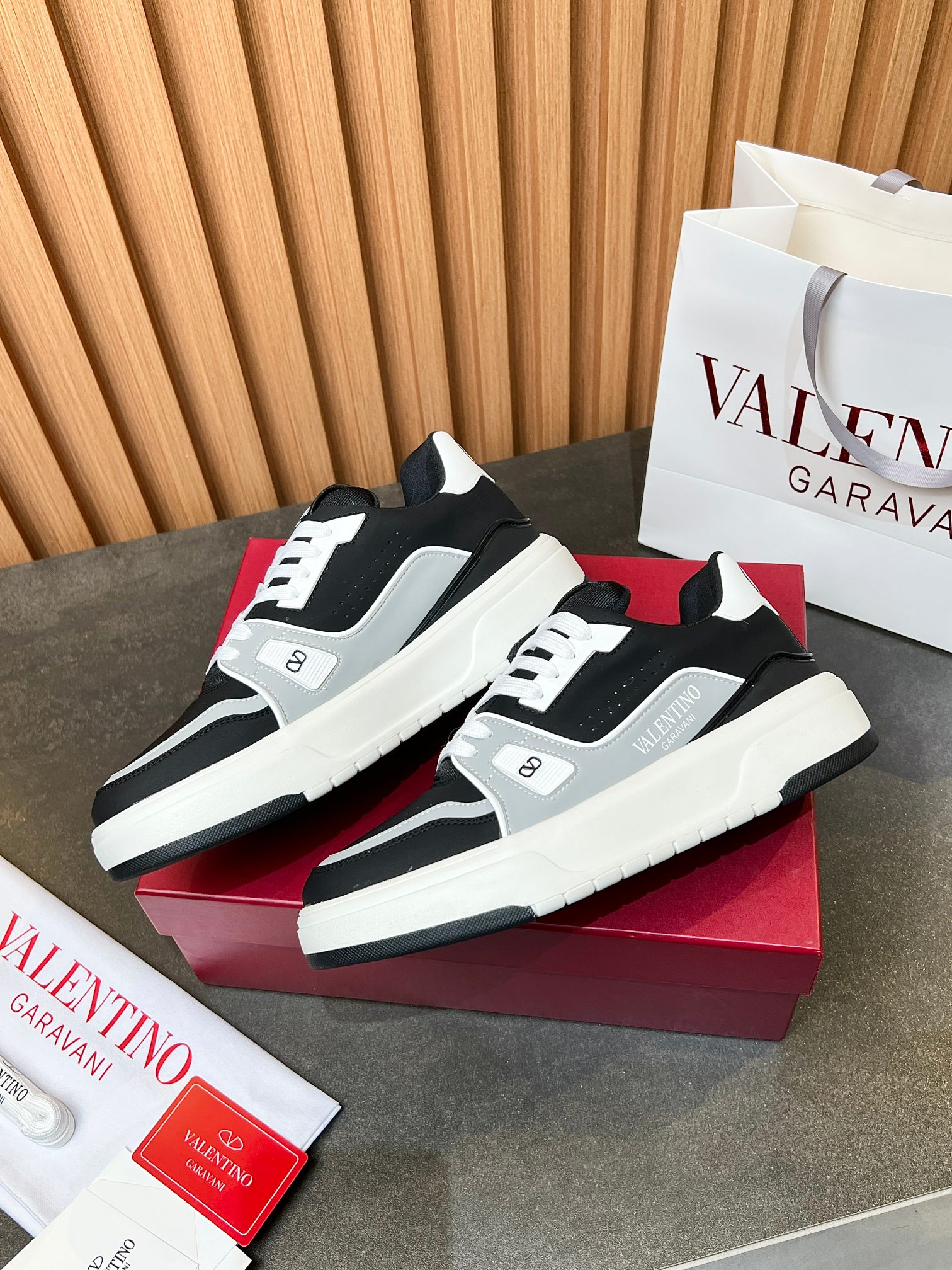Valentino One Stud Black & White Leather Sneakers - Couple Edition 2025 8 a1740212260746 4280