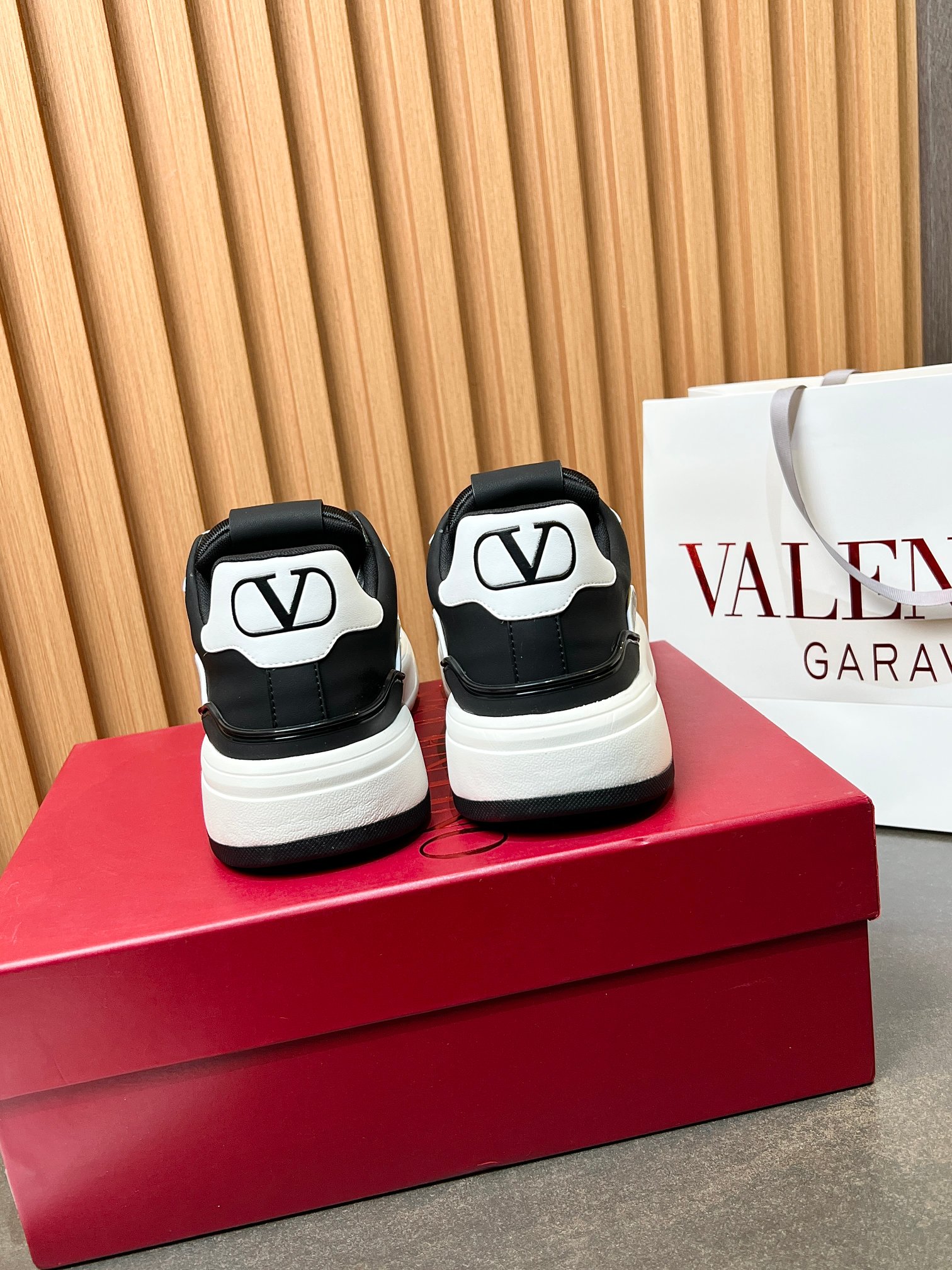 Valentino One Stud Black & White Leather Sneakers - Couple Edition 2025 9 a1740212260770 4647