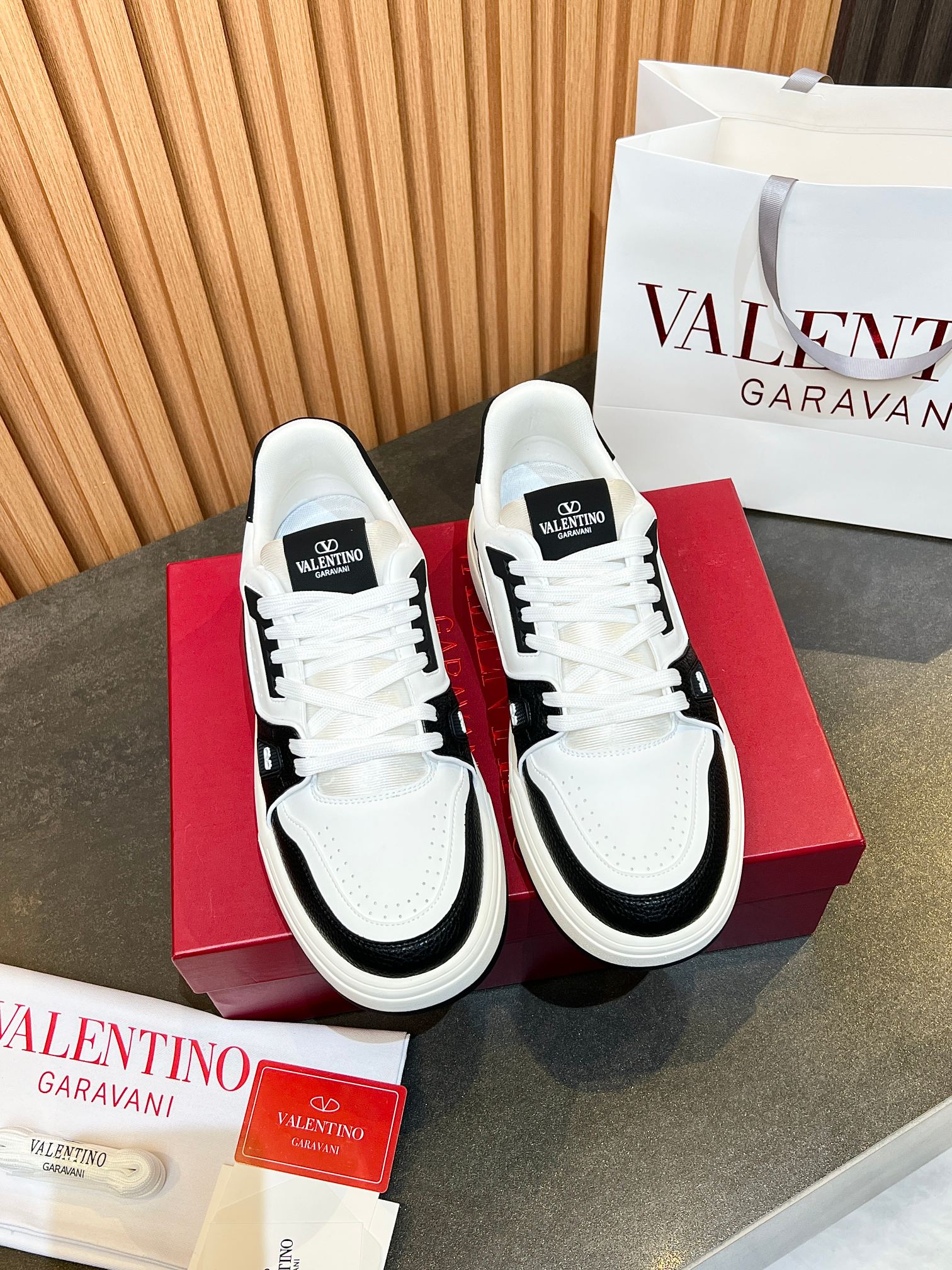 Valentino One Stud Sneakers - Luxe Leder, Comfortabel en Stijlvol - Limited Edition