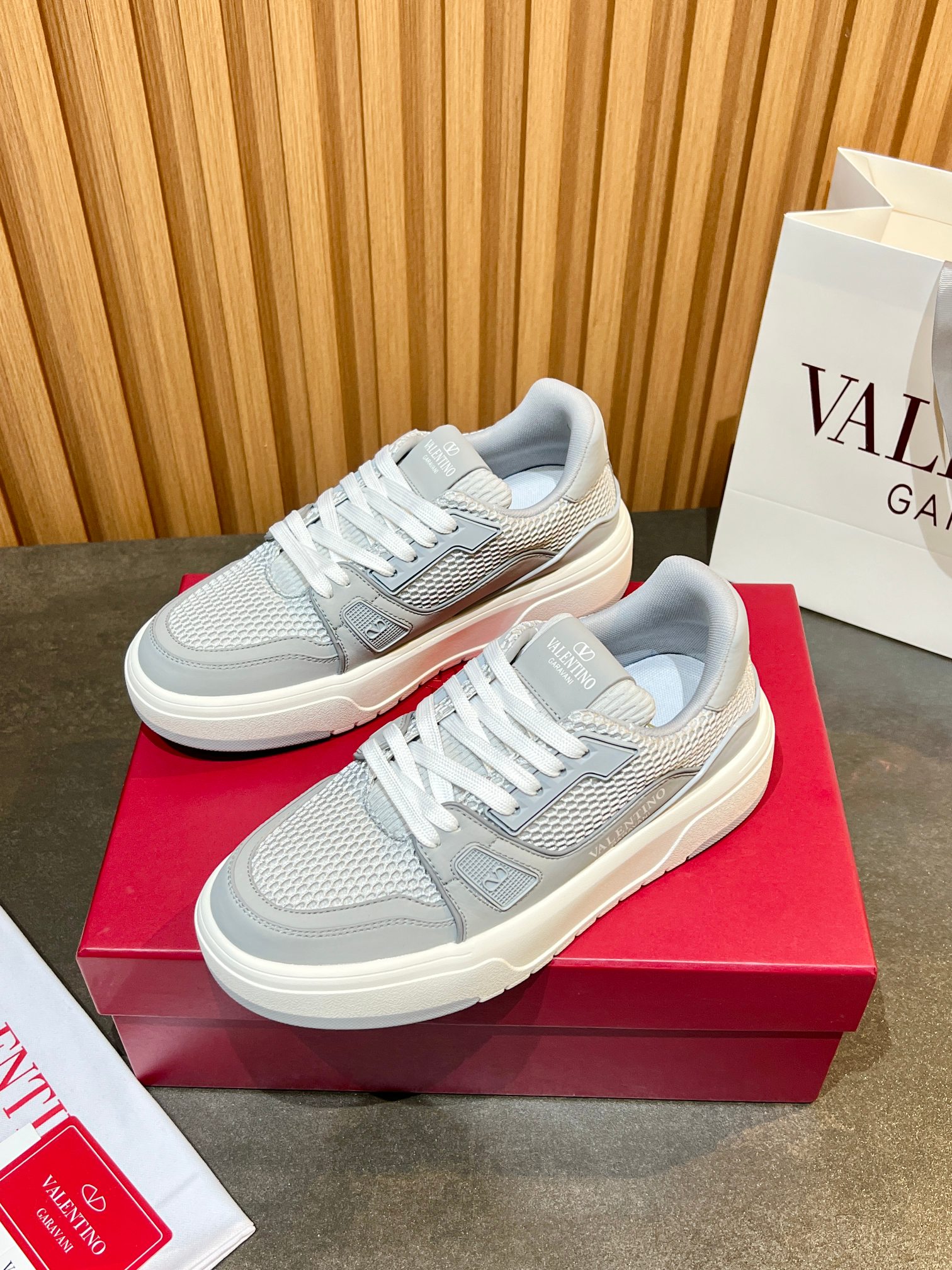 Valentino One Stud Sneakers - Luxury Couple Style, Comfortable & Breathable 5 a1746604033661 5851