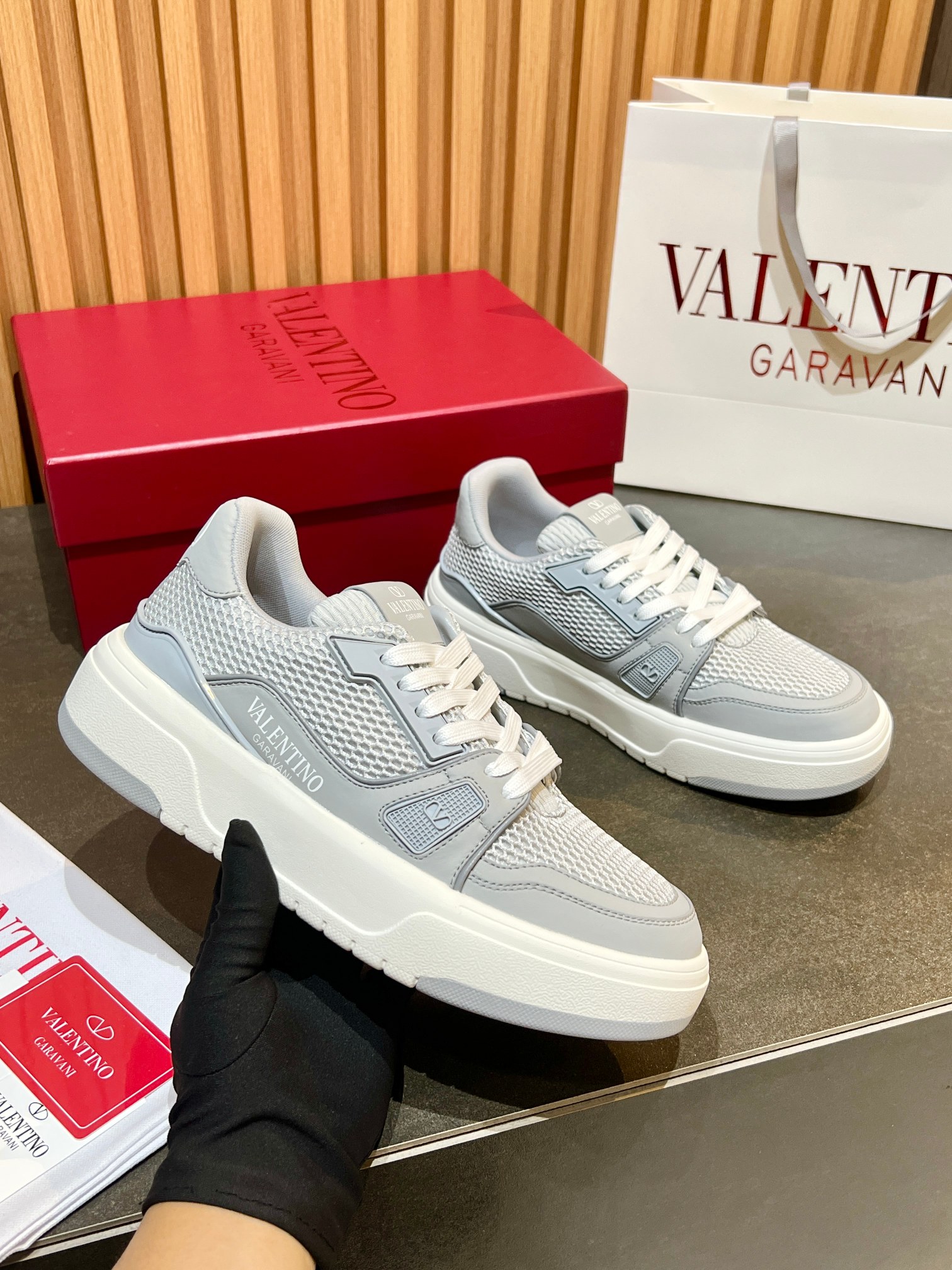 Valentino One Stud Sneakers - Luxury Couple Style, Comfortable & Breathable 3 a1746604033686 2445