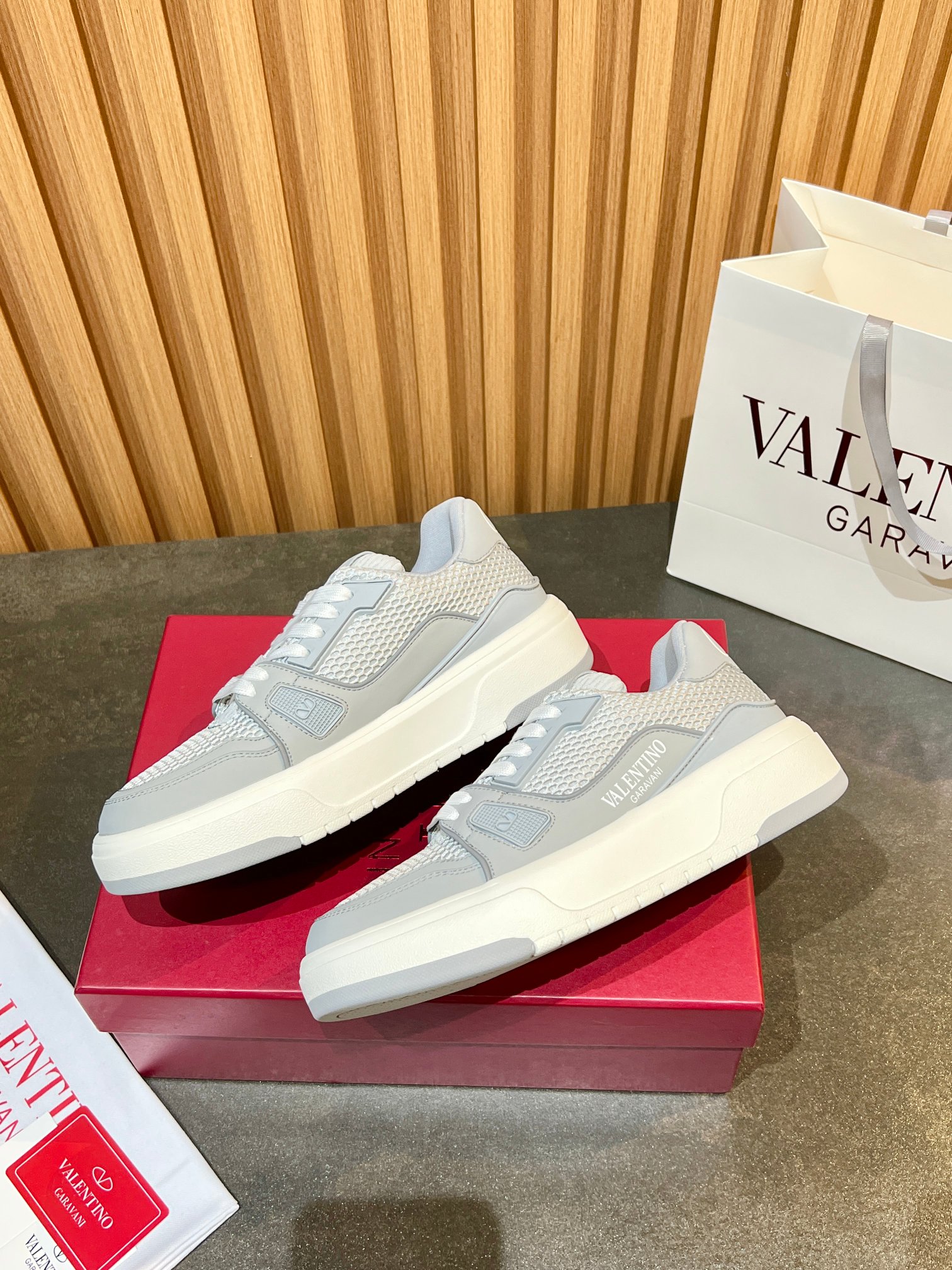 Valentino One Stud Sneakers - Luxury Couple Style, Comfortable & Breathable 6 a1746604035424 4168