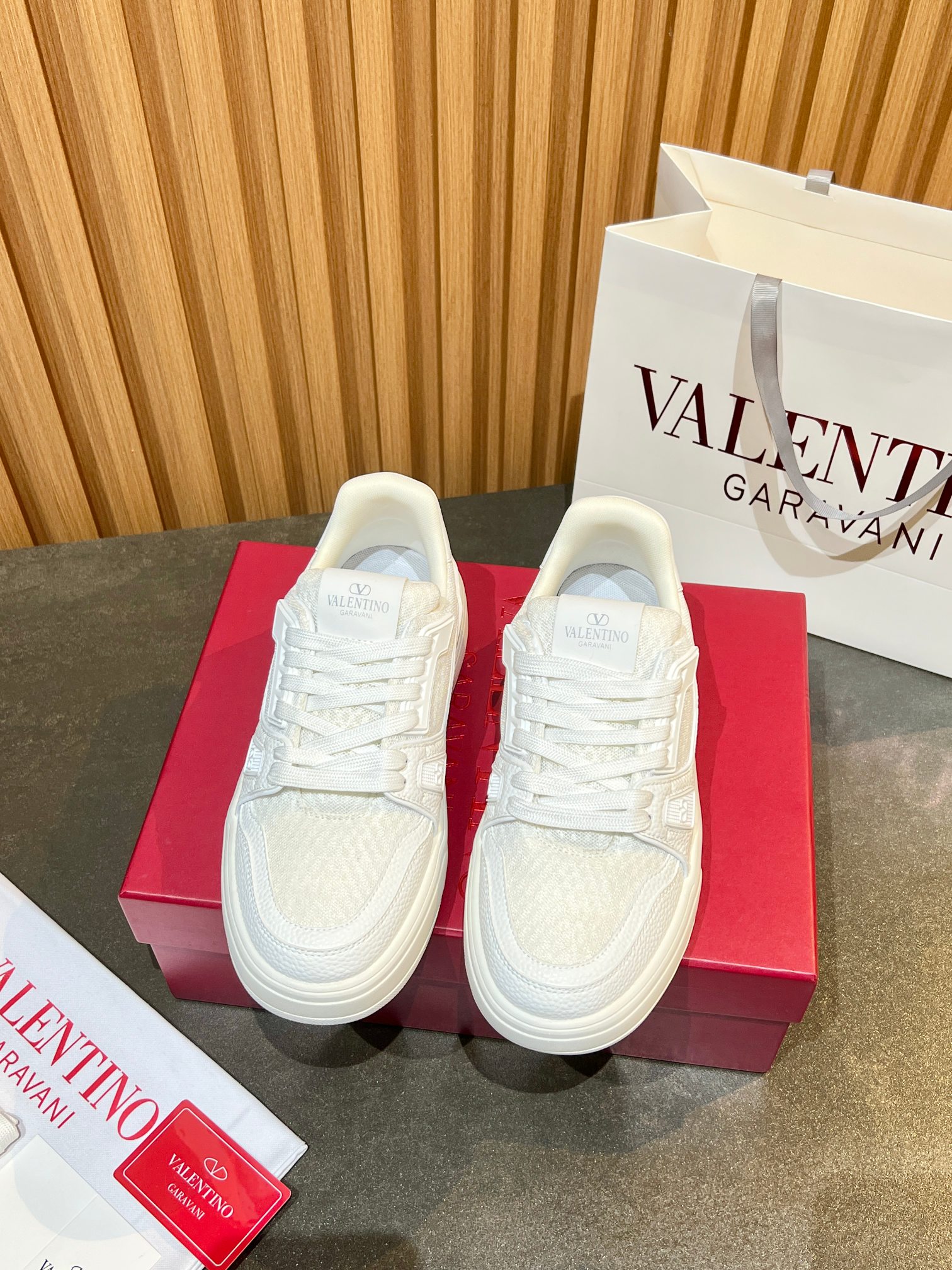 NO:350271,Valentino Couple Sports Shoes Series Valentino 2025 latest couple sneakers, same style as celebrities, is on sale. The original ZP is purchased and disassembled. Repeated version adjustments and modifications. The strength is to restore the original version 1:1!  Top luxury masterpieces, soft and comfortable, breathable and light, fashion and casual, bringing excellent elegant texture, excellent comfort, top purchasing version upper imported high-end breathable mesh/original oil edge craftsmanship, inner imported mesh, original development of large sole, two-color combination sole, packaging original configuration, full set of packaging, number 34-46, can be customized (independent standard-free) order,,valentino,valentino,sneakers19860909实价华伦天奴  情侣款运动鞋系列 Valentino 2025最新款情侣运动鞋 明星同款 火爆发售. 原版ZP入购拆解. 反复打版调改. 力要1:1原版还原！顶级奢华力作 柔软舒适 透气轻薄 时尚休闲结合一体 带来卓越优雅的质感 与极佳的上脚舒适感 顶级代购版本鞋面进口高端透气网面/原版油边工艺 内里进口网纱 大底原版开发双色组合大底 包装原版配置全套包装 码数34-46 可以定制 (自主标-无标）订单,,valentino,valentino,sneakers,Men's shoes