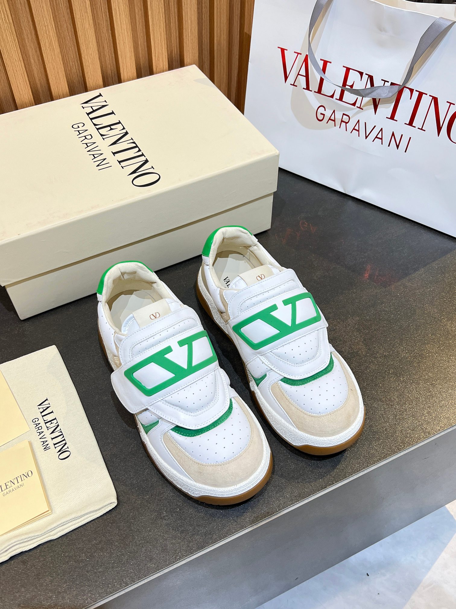 NO:780630,Valentino Valentino 2025 New Couple Sports Shoes Series Valentino 2025 New Couple Sports Shoes are on sale. Original ZP purchase and dismantling. Repeated pattern making and modification. We strive to restore it one to one!  Top luxury masterpiece Velcro design Soft and comfortable imported calfskin brings excellent elegant texture and excellent foot comfort Top purchasing version upper imported calfskin surface/original oil edge craftsmanship Water-dyed cowhide lining inside Original outsole development two-color combination outsole packaging original configuration full set of packaging Code number 35-46,,valentino,valentino,sneakers,cowhide19860909实价VLTN华伦 情侣款运动鞋系列 Valentino 2025新款情侣运动鞋 火爆发售. 原版ZP入购拆解. 反复打版调改. 力要一比一还原！顶级奢华力作 魔术贴设计 柔软舒适的进口小牛皮 带来卓越优雅的质感 与极佳的上脚舒适感 顶级代购版本鞋面进口小牛皮面/原版油边工艺 内里水染牛皮内里 大底原版开发双色组合大底包装原版配置全套包装 码数35-46,,valentino,valentino,sneakers,cowhide,Men's shoes