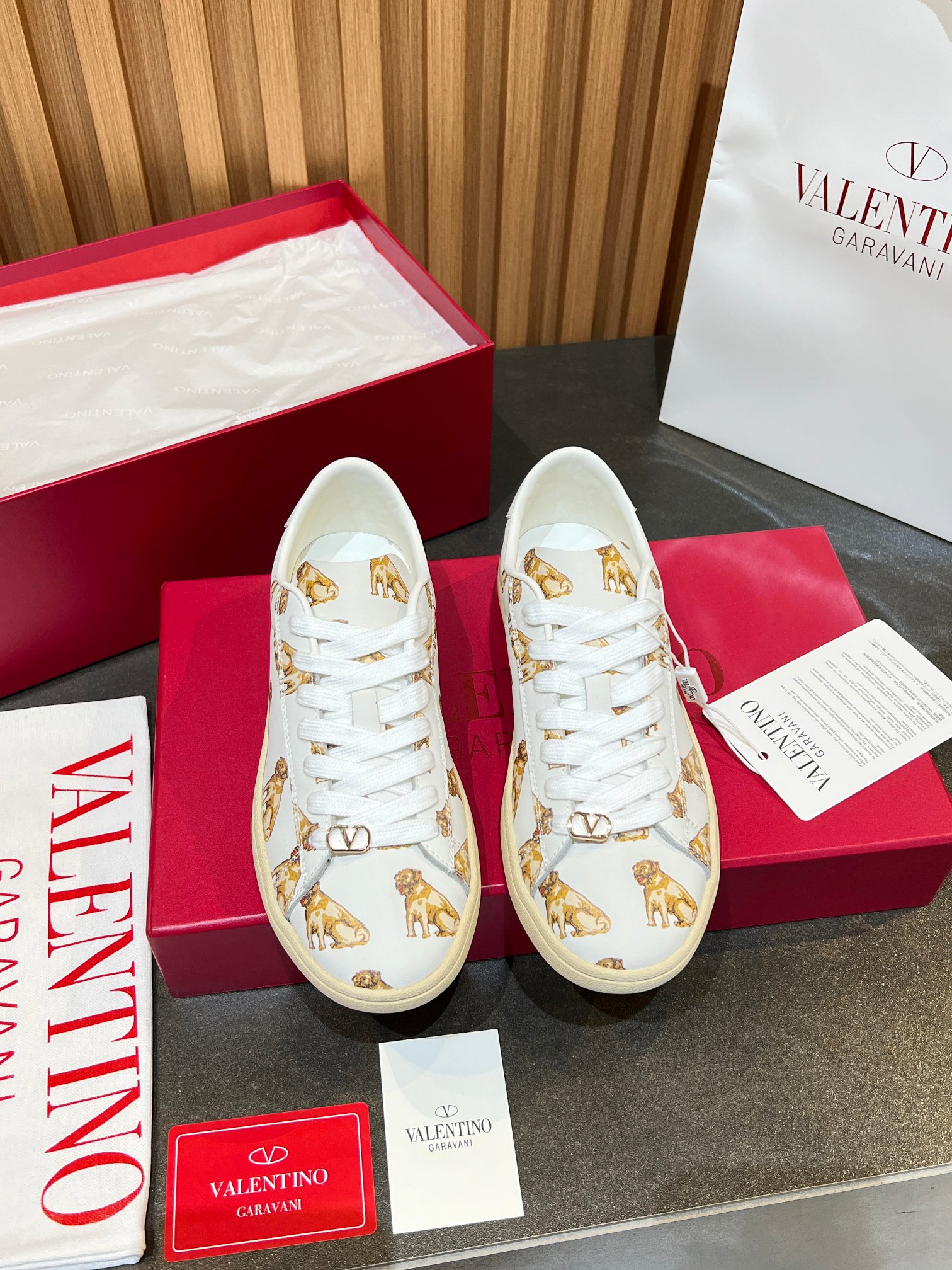 NO:780635,Real price VLTN casual shoes 2025 latest moral training shoes, can't put it down, fine detail cowhide sneakers, retro fashion, simple and advanced, casual matching, original outsole couple style, women's 35-40, men's 39-46,,sneakers,cowhide19860909实价VLTN 休闲鞋 2025最新款德训鞋 爱不释手 精工细节牛皮运动鞋 复古时尚 简约高级 随意搭配 原版大底情侣款女35-40.男39-46,,sneakers,cowhide,Men's shoes