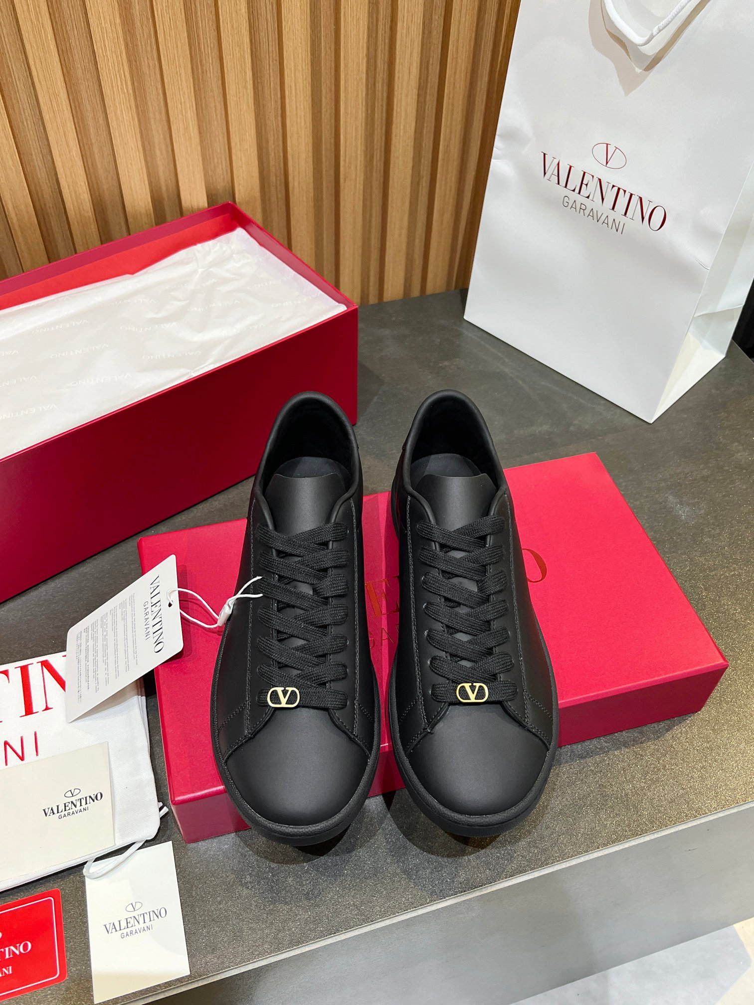 NO:680226,VLTN casual shoes 2025 latest moral training shoes, can't put it down, fine detail leather sneakers, retro fashion, simple and advanced, casual matching, original outsole couple style, women's 35-40, men's 39-46,, sneakers, cowhide19860909VLTN 休闲鞋 2025最新款德训鞋 爱不释手 精工细节牛皮运动鞋 复古时尚 简约高级 随意搭配 原版大底情侣款女35-40.男39-46,,sneakers,cowhide,Men's shoes