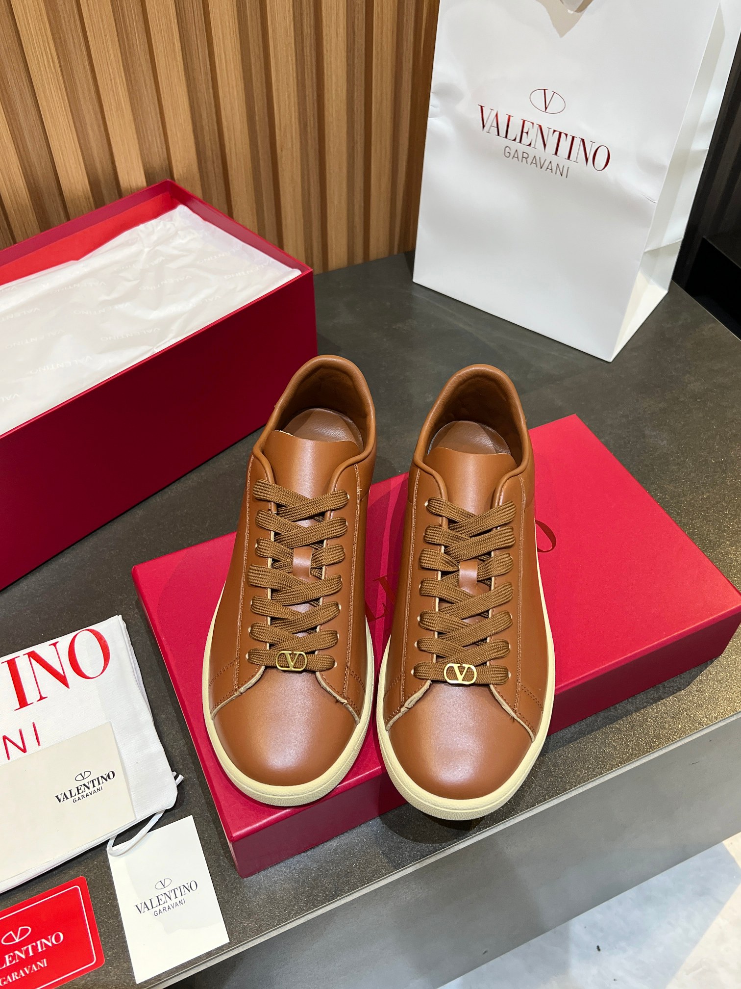 NO:680228,VLTN casual shoes 2025 latest moral training shoes, can't put it down, fine detail leather sneakers, retro fashion, simple and high-end, casually matched, original outsole. Male 39-46,,sneakers,cowhide19860909VLTN 休闲鞋 2025最新款德训鞋 爱不释手 精工细节牛皮运动鞋 复古时尚 简约高级 随意搭配 原版大底.男39-46,,sneakers,cowhide,Men's shoes