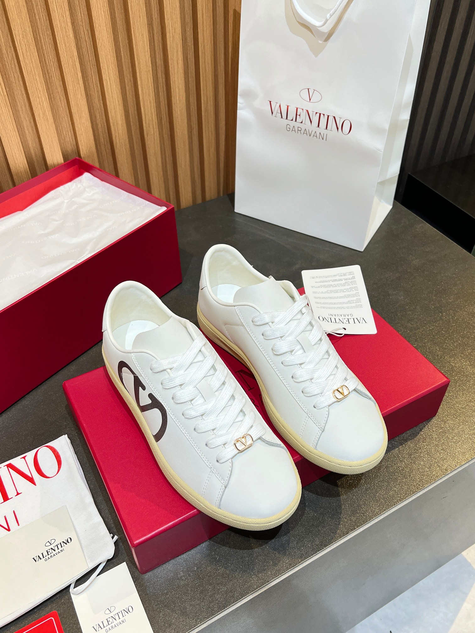 NO:680233,VLTN casual shoes 2025 latest moral training shoes, can't put it down, fine detail leather sneakers, retro fashion, simple and advanced, casual matching, original outsole couple style, women's 35-40, men's 39-46,, sneakers, cowhide19860909VLTN 休闲鞋 2025最新款德训鞋 爱不释手 精工细节牛皮运动鞋 复古时尚 简约高级 随意搭配 原版大底情侣款女35-40.男39-46,,sneakers,cowhide,Men's shoes
