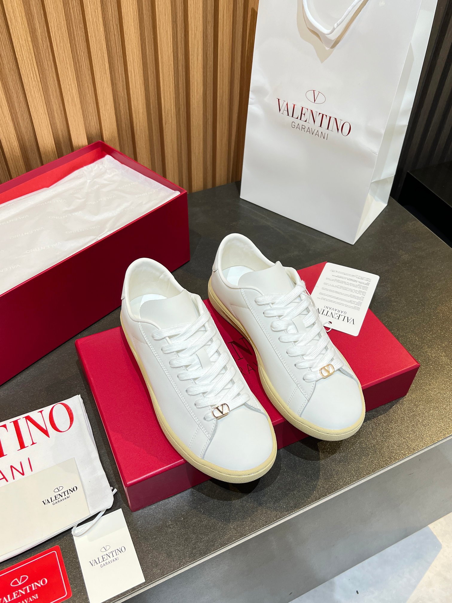 NO:680200,VLTN casual shoes 2025 latest moral training shoes, can't put it down, fine detail leather sneakers, retro fashion, simple and advanced, casual matching, original outsole couple model. Female 35-40. Male 39-46,,sneakers,cowhide19860909VLTN 休闲鞋 2025最新款德训鞋 爱不释手 精工细节牛皮运动鞋 复古时尚 简约高级 随意搭配 原版大底情侣款.女35-40.男39-46,,sneakers,cowhide,Men's shoes
