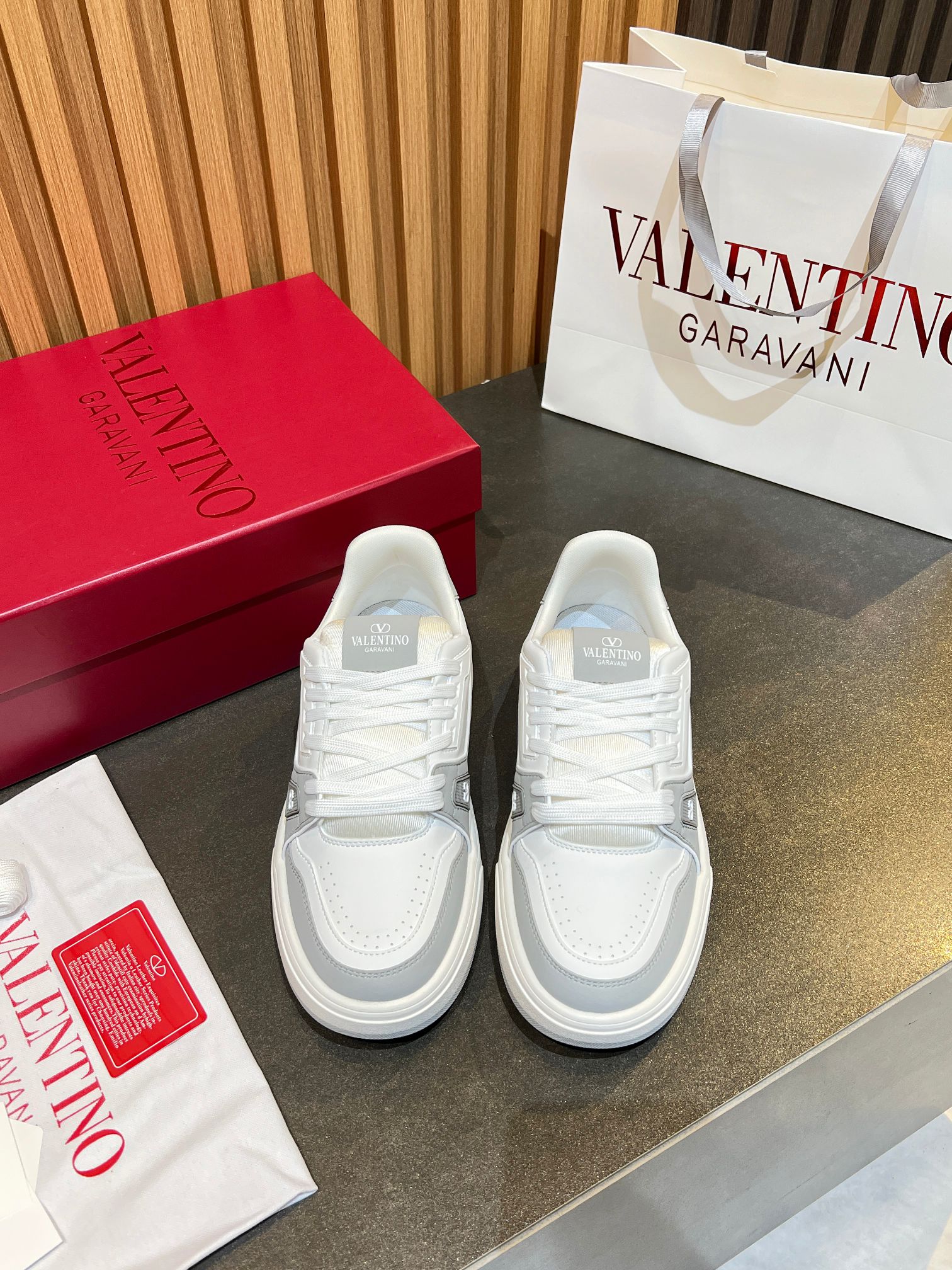 NO:780459,Actual price VLNT Warren couple's sneakers series 2025 latest couple's sneakers, celebrity style, hot sale. Original ZP purchase and dismantling. Repeated pattern making and modification. Trying to restore 1:1 original version!  Top luxury masterpiece, soft and comfortable, combining fashion and leisure, bringing excellent and elegant texture and excellent on-foot comfort. Top-notch purchasing version imported leather upper/original oil edge craftsmanship. Water-dyed cowhide lining inside. Original outsole developed with two-color combination outsole. Original packaging. Full set of packaging. Code number: 35-46. Can be customized (independent label - no label) order, valentino, sneakers, cowhide19860909实价VLNT 华伦  情侣款运动鞋系列 2025最新款情侣运动鞋 明星同款 火爆发售. 原版ZP入购拆解. 反复打版调改. 力要1:1原版还原！顶级奢华力作 柔软舒适 时尚休闲结合一体 带来卓越优雅的质感 与极佳的上脚舒适感 顶级代购版本鞋面进口皮面/原版油边工艺 内里水染牛皮内里 大底原版开发双色组合大底 包装原版配置全套包装 码数35-46 可以定制 (自主标-无标）订单,,valentino,sneakers,cowhide,Men's shoes
