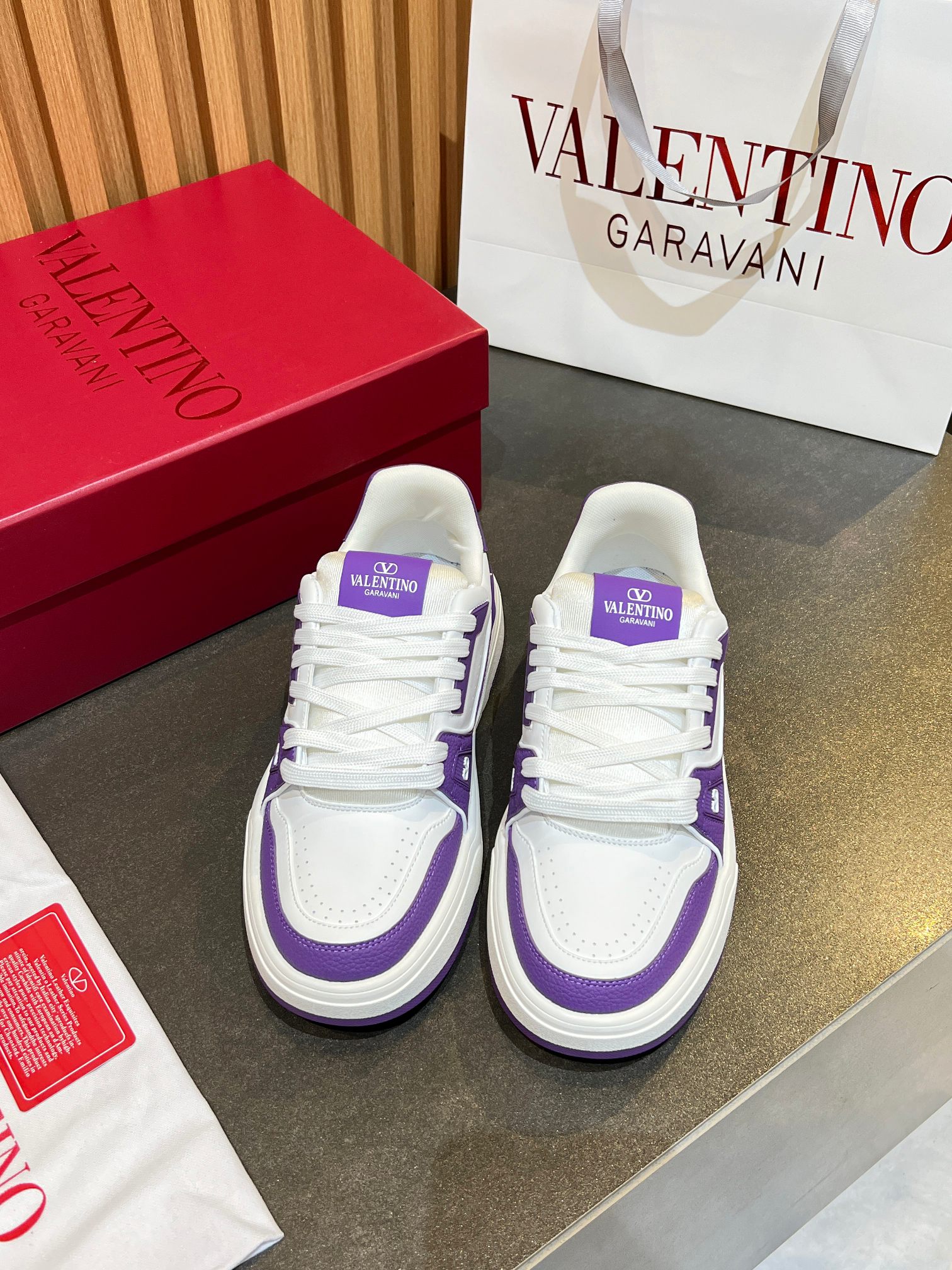 NO:780452,Valentino Valentino 2025 New Couple Sports Shoes Series Valentino 2025 New Couple Sports Shoes are on sale. Original ZP purchase and dismantling. Repeated pattern making and modification. We strive to restore it one to one!  Top luxury masterpiece, soft and comfortable, brings excellent and elegant texture and excellent upper foot comfort. Original development of two-color combination outsole packaging, original configuration and full set of packaging, code number 35-46,,valentino,valentino,sneakers19860909实价VLTN华伦 情侣款运动鞋系列 Valentino 2025新款情侣运动鞋 火爆发售. 原版ZP入购拆解. 反复打版调改. 力要一比一还原！顶级奢华力作 柔软舒适 带来卓越优雅的质感 与极佳的上脚舒适感大底原版开发双色组合大底包装原版配置全套包装 码数35-46,,valentino,valentino,sneakers,Men's shoes