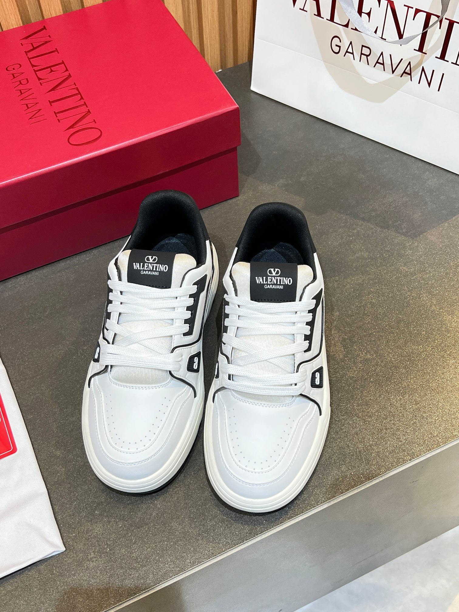 NO:780445,Real price VLTN Warren couple's sports shoes series 2025 new couple's sports shoes are on sale. The original ZP was purchased and dismantled. Repeatedly made and modified. We strive to restore it one to one!  Top luxury masterpiece, soft and comfortable, brings excellent and elegant texture and excellent upper foot comfort. Original development of two-color combination outsole packaging, original configuration and full set of packaging, code number 35-46, valentino, sneakers19860909实价VLTN华伦 情侣款运动鞋系列 2025新款情侣运动鞋 火爆发售. 原版ZP入购拆解. 反复打版调改. 力要一比一还原！顶级奢华力作 柔软舒适 带来卓越优雅的质感 与极佳的上脚舒适感大底原版开发双色组合大底包装原版配置全套包装 码数35-46,,valentino,sneakers,Men's shoes