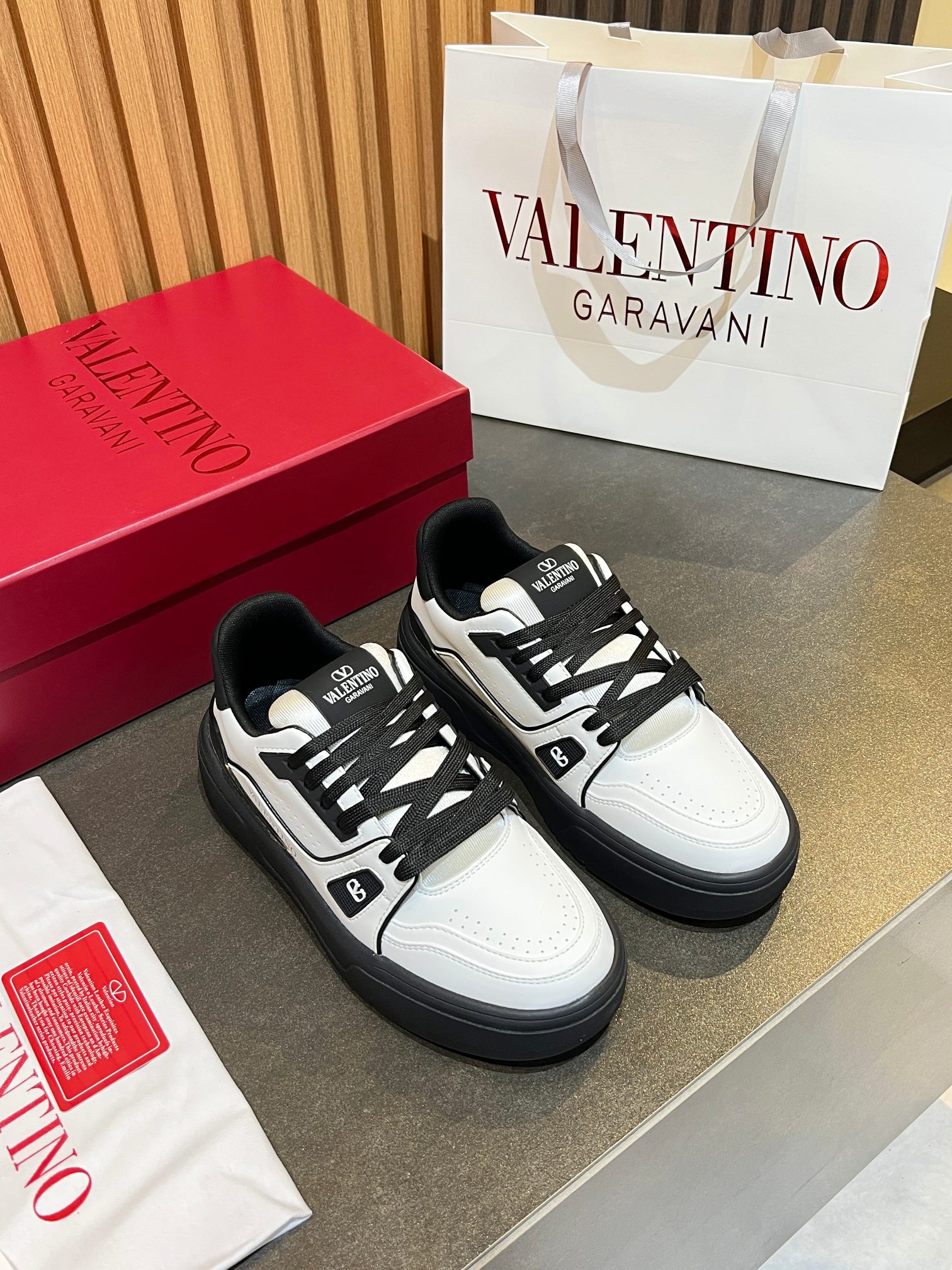 NO:780438,Valentino Valentino 2025 New Couple Sports Shoes Series Valentino 2025 New Couple Sports Shoes are on sale. Original ZP purchase and dismantling. Repeated pattern making and modification. We strive to restore it one to one!  Top luxury masterpiece, soft and comfortable, brings excellent and elegant texture and excellent upper foot comfort. Original development of two-color combination outsole packaging, original configuration and full set of packaging, code number 35-46,,valentino,valentino,sneakers19860909实价VLTN华伦 情侣款运动鞋系列 Valentino 2025新款情侣运动鞋 火爆发售. 原版ZP入购拆解. 反复打版调改. 力要一比一还原！顶级奢华力作 柔软舒适 带来卓越优雅的质感 与极佳的上脚舒适感大底原版开发双色组合大底包装原版配置全套包装 码数35-46,,valentino,valentino,sneakers,Men's shoes