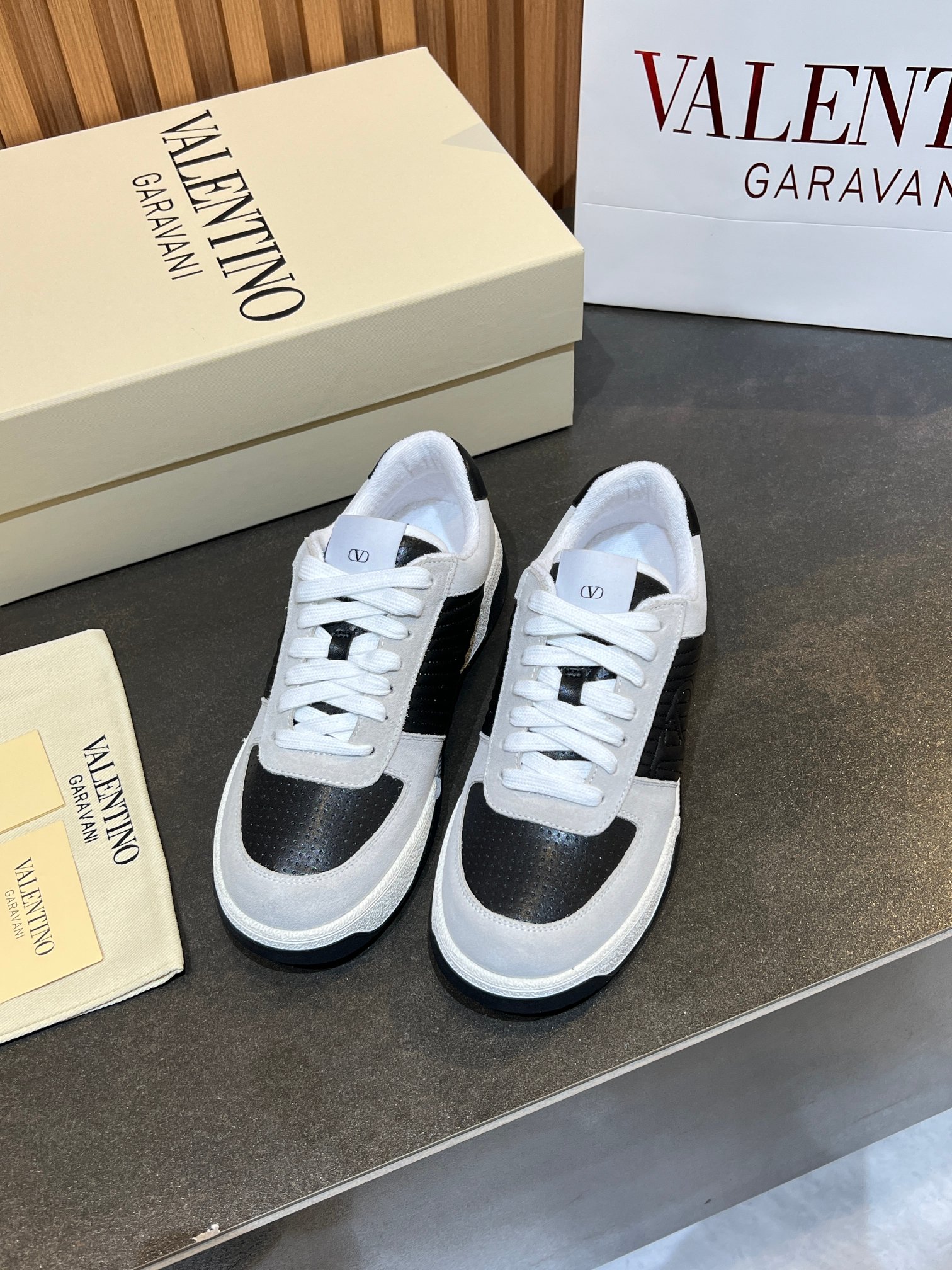 NO:780618,Real price VLTN Valentino couple's sneakers series 2025 new couple's sneakers are on sale. Original ZP purchase and disassembly. Repeated pattern making and modification. We strive to restore it one to one!  Top luxury masterpiece. Signature rivet design. Soft and comfortable. Brings excellent and elegant texture and excellent foot comfort. Original configuration and complete packaging. Size 35-46, valentino, valentino, sneakers19860909实价VLTN华伦  valentino情侣款运动鞋系列 2025新款情侣运动鞋 火爆发售. 原版ZP入购拆解. 反复打版调改. 力要一比一还原！顶级奢华力作 招牌柳钉设计 柔软舒适 带来卓越优雅的质感 与极佳的上脚舒适感 原版配置全套包装 码数35-46,,valentino,valentino,sneakers,Men's shoes