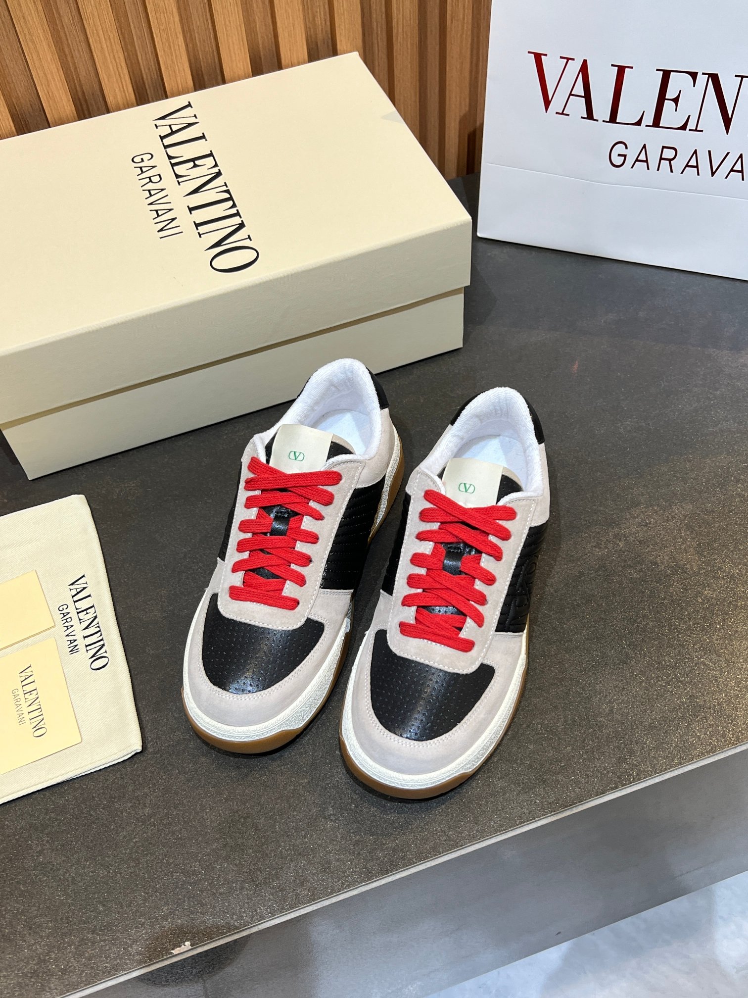 NO:780671,Real price VLTN Warren couple's sports shoes series 2025 new couple's sports shoes are on sale. The original ZP was purchased and dismantled. Repeatedly made and modified. We strive to restore it one to one!  Top luxury masterpiece. Signature rivet design. Soft and comfortable. Brings excellent and elegant texture and excellent foot comfort. Original configuration and complete packaging. Size 35-46, valentino, sneakers19860909实价VLTN华伦  情侣款运动鞋系列 2025新款情侣运动鞋 火爆发售. 原版ZP入购拆解. 反复打版调改. 力要一比一还原！顶级奢华力作 招牌柳钉设计 柔软舒适 带来卓越优雅的质感 与极佳的上脚舒适感 原版配置全套包装 码数35-46,,valentino,sneakers,Men's shoes