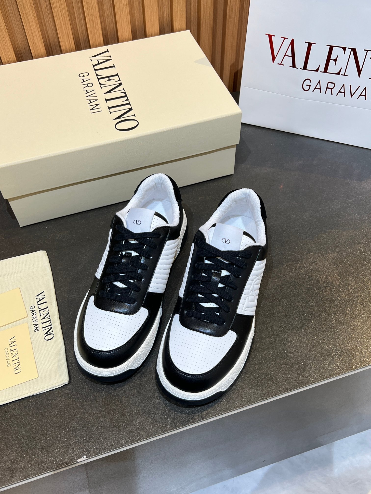 NO:780664,Real price VLTN Valentino couple's sneakers series 2025 new couple's sneakers are on sale. Original ZP purchase and disassembly. Repeated pattern making and modification. We strive to restore it one to one!  Top luxury masterpiece. Signature rivet design. Soft and comfortable. Brings excellent and elegant texture and excellent foot comfort. Original configuration and complete packaging. Size 35-46, valentino, valentino, sneakers19860909实价VLTN华伦  valentino情侣款运动鞋系列 2025新款情侣运动鞋 火爆发售. 原版ZP入购拆解. 反复打版调改. 力要一比一还原！顶级奢华力作 招牌柳钉设计 柔软舒适 带来卓越优雅的质感 与极佳的上脚舒适感 原版配置全套包装 码数35-46,,valentino,valentino,sneakers,Men's shoes