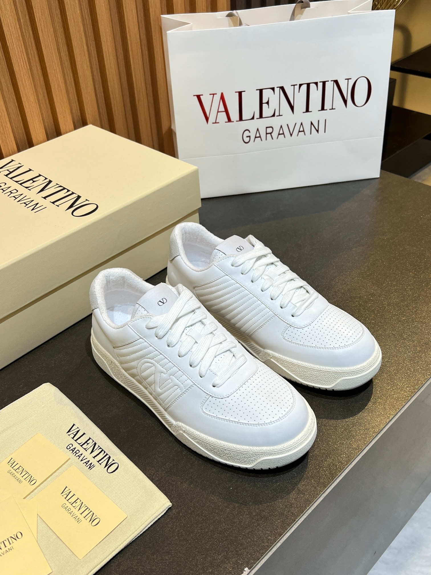 NO:639821,VLTN Valen's valentio couple's sneakers series 2025 new couple's sneakers are on sale. Original ZP purchase and disassembly. Repeated pattern making and modification. We strive to restore it one to one!  Top luxury masterpiece. Signature rivet design. Soft and comfortable. Brings excellent and elegant texture and excellent foot comfort. Original package with full package - sizes 35-46, valentino, valentino, sneakers19860909VLTN华伦  valentio情侣款运动鞋系列 2025新款情侣运动鞋 火爆发售. 原版ZP入购拆解. 反复打版调改. 力要一比一还原！顶级奢华力作 招牌柳钉设计 柔软舒适 带来卓越优雅的质感 与极佳的上脚舒适感 原版配置全套包装 -码数35-46码,,valentino,valentino,sneakers,Men's shoes