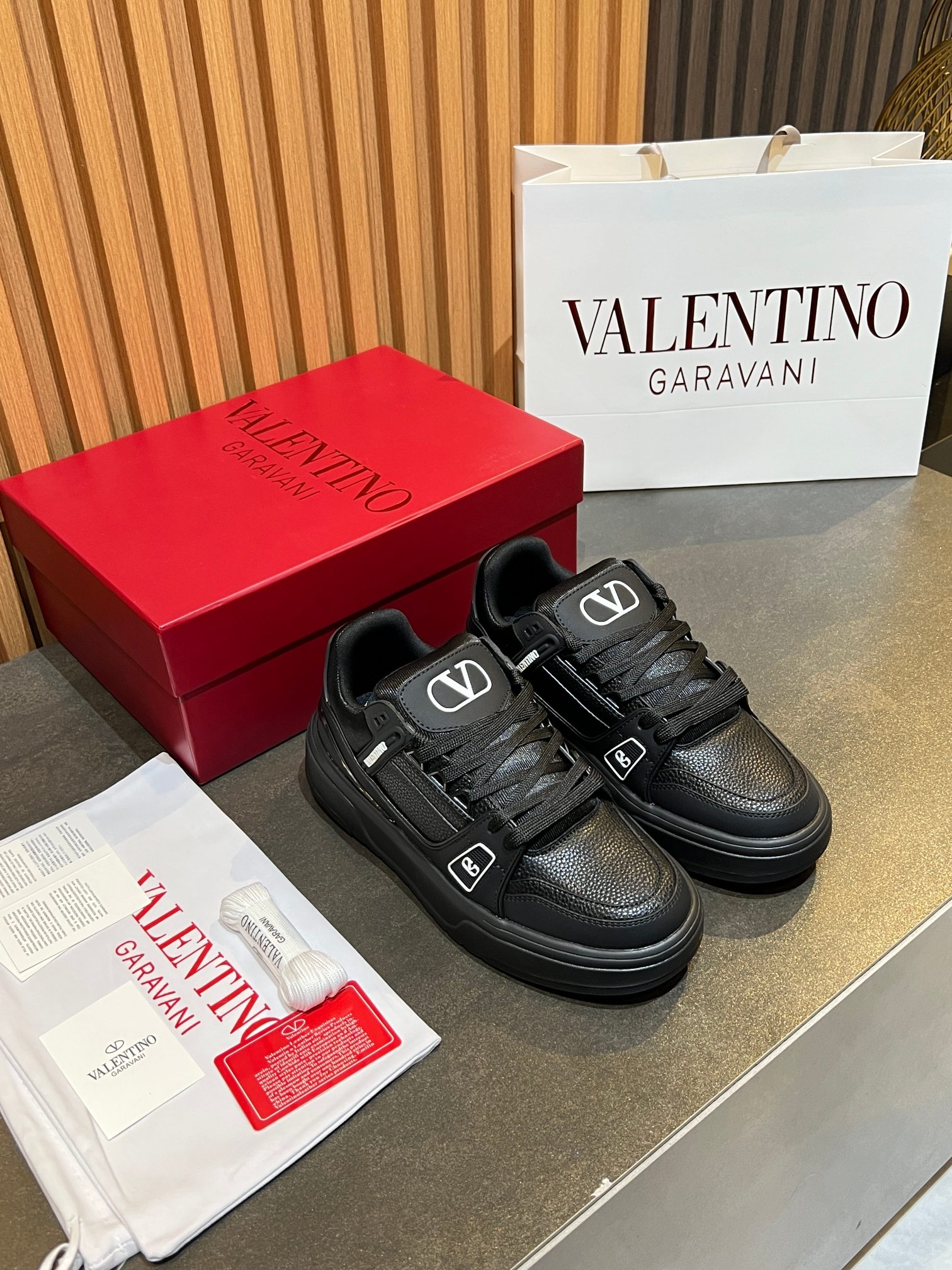 Precio de fábrica 320@ 🔥¡Modelo de pareja, último modelo original superior de la serie VLTN! Valentino se si…