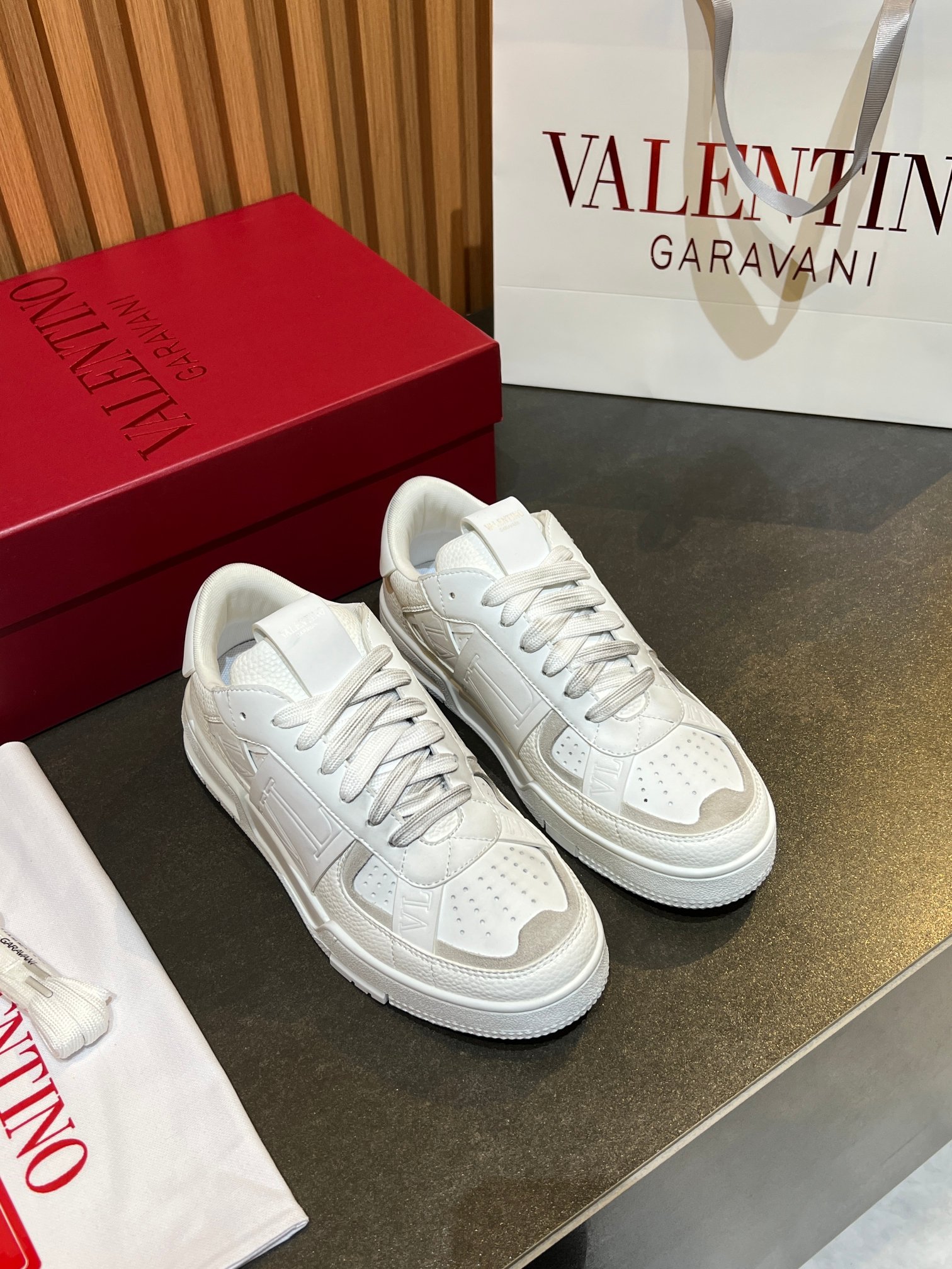 NO:830940,Valention top original quality. ~ Unique modern style sports shoes. A must-have for trendy men. Original brand imported from Italy, imported original materials and craftsmanship, original foot pads (refuse to discolor and grind feet). Original soles are specially provided by the original factory, Italian street style style design. Fits the feet. Original quality. Super comfortable original soles. Original VL craft on the upper, the entire shoe is wrapped by VL original craftsmanship, the VL is accurate to 1 mm from the original version, just like the real thing is photographed and the real thing is better.  , high quality sneakers, men's shoe sizes 38-46, valentino, sneakers19860909Valention 顶级原单品质.～ 独特现代风运动鞋.休闲鞋潮男必备款 意大利进口原版品牌,进口原版材质.工艺,原版垫脚（拒绝脱色磨脚）鞋底原厂特供原版底,意大利街风 风格设计 贴脚 在贴原单品质 超舒服原版底 .鞋面原创VL工艺,整个鞋被VL原创工艺包裹,VL跟原版精准1毫米的误差,就好像实物拍摄实物更赞 ,高品质板鞋,男鞋码数38-46,,valentino,sneakers,Men's shoes