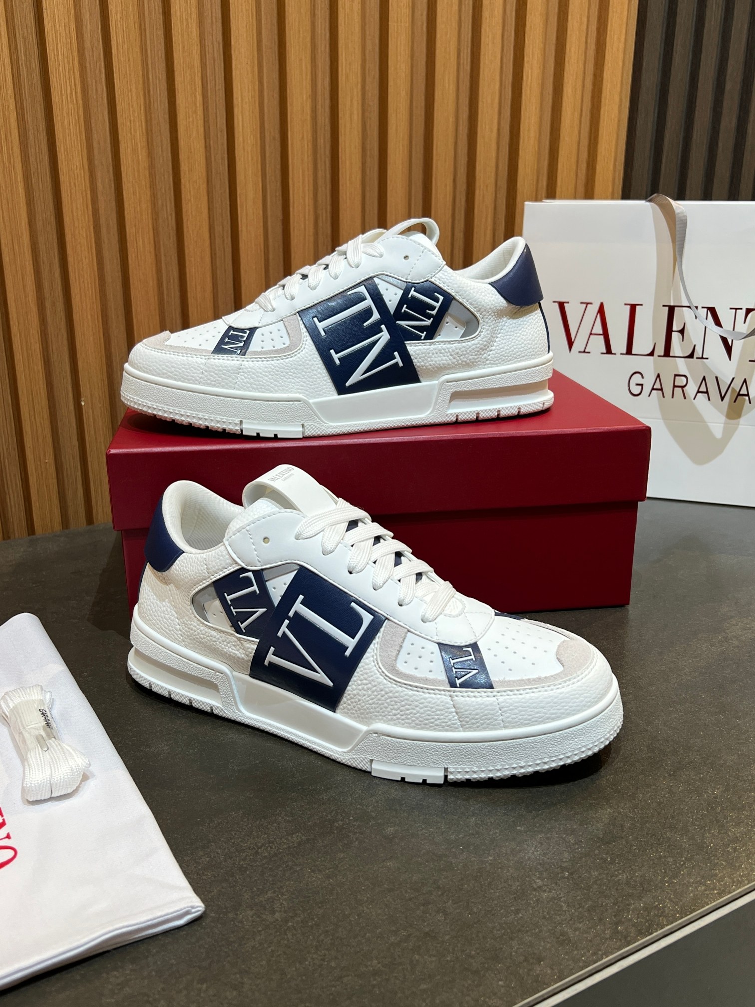 NO:690101,Valention top original quality. ~ Unique modern style sports shoes. A must-have for trendy men. Original brand imported from Italy, imported original materials and craftsmanship, original foot pads (refuse to discolor and grind feet). Original soles are specially provided by the original factory, Italian street style style design. Fits the feet. Original quality. Super comfortable original soles. Original VL craft on the upper, the entire shoe is wrapped by VL original craftsmanship, the VL is accurate to 1 mm from the original version, just like the real thing is photographed and the real thing is better.  , high quality sneakers, men's shoe sizes 38-46, valentino, sneakers19860909Valention 顶级原单品质.～ 独特现代风运动鞋.休闲鞋潮男必备款 意大利进口原版品牌,进口原版材质.工艺,原版垫脚（拒绝脱色磨脚）鞋底原厂特供原版底,意大利街风 风格设计 贴脚 在贴原单品质 超舒服原版底 .鞋面原创VL工艺,整个鞋被VL原创工艺包裹,VL跟原版精准1毫米的误差,就好像实物拍摄实物更赞 ,高品质板鞋,男鞋码数38-46,,valentino,sneakers,Men's shoes