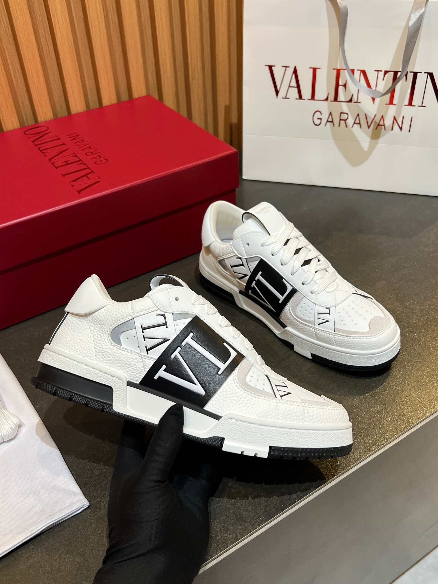 NO:690076,Valention top original quality. ~ Unique modern style sports shoes. A must-have for trendy men. Original brand imported from Italy, imported original materials and craftsmanship, original foot pads (refuse to discolor and grind feet). Original soles are specially provided by the original factory, Italian street style style design. Fits the feet. Original quality. Super comfortable original soles. Original VL craft on the upper, the entire shoe is wrapped by VL original craftsmanship, the VL is accurate to 1 mm from the original version, just like the real thing is photographed and the real thing is better.  , high quality sneakers, men's shoe sizes 38-46, valentino, sneakers19860909Valention 顶级原单品质.～ 独特现代风运动鞋.休闲鞋潮男必备款 意大利进口原版品牌,进口原版材质.工艺,原版垫脚（拒绝脱色磨脚）鞋底原厂特供原版底,意大利街风 风格设计 贴脚 在贴原单品质 超舒服原版底 .鞋面原创VL工艺,整个鞋被VL原创工艺包裹,VL跟原版精准1毫米的误差,就好像实物拍摄实物更赞 ,高品质板鞋,男鞋码数38-46码,,valentino,sneakers,Men's shoes