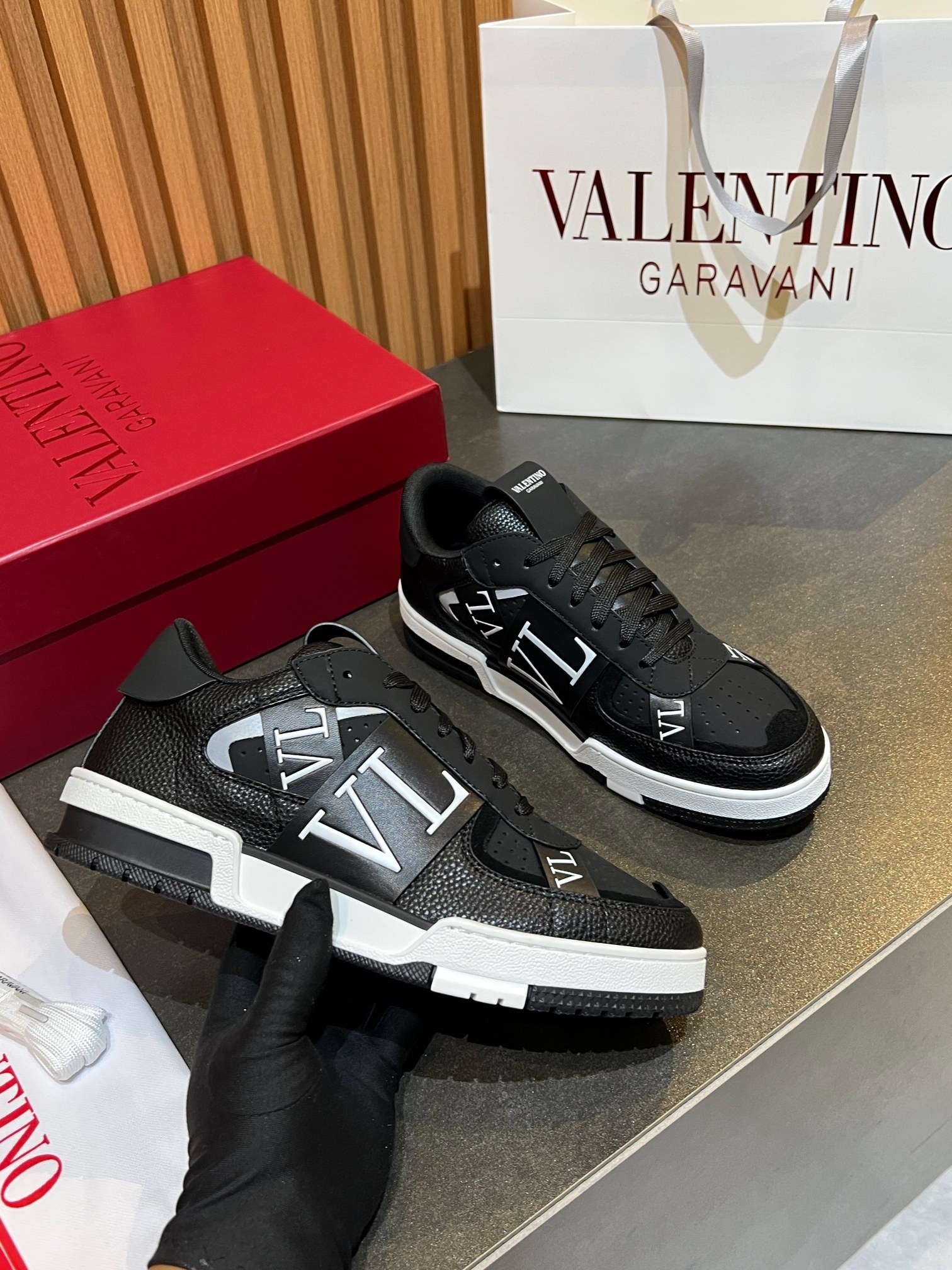 NO:690078,VLNT top original quality. ~ Unique modern style sports shoes. A must-have for fashionable men's casual shoes. Original imported brand from Italy, imported original materials and craftsmanship, original foot pads (refuse to discolor and grind the feet). Original soles are specially provided by the original factory, Italian street style style design. Fits the feet. Original quality. Super comfortable original sole. Original VL craft on the upper. The entire shoe is wrapped by VL original craftsmanship. The difference between VL and the original version is 1 mm accurate. It is like shooting the real thing and the real thing is better.  , high quality sneakers, men's shoe sizes 38-46, sneakers19860909VLNT 顶级原单品质.～ 独特现代风运动鞋.休闲鞋潮男必备款 意大利进口原版品牌,进口原版材质.工艺,原版垫脚（拒绝脱色磨脚）鞋底原厂特供原版底,意大利街风 风格设计 贴脚 在贴原单品质 超舒服原版底 .鞋面原创VL工艺,整个鞋被VL原创工艺包裹,VL跟原版精准1毫米的误差,就好像实物拍摄实物更赞 ,高品质板鞋,男鞋码数38-46码,,sneakers,Men's shoes