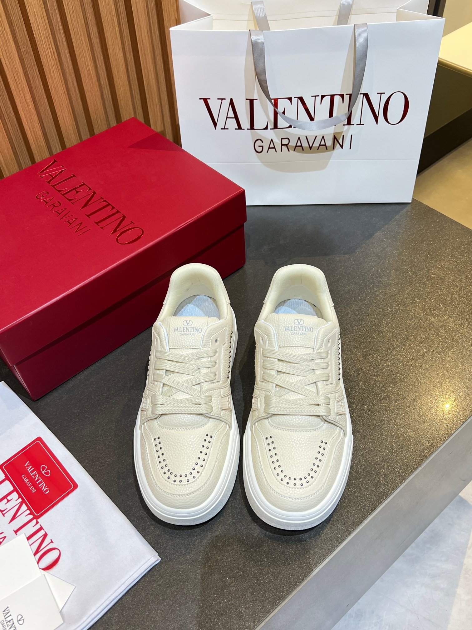 NO:830946,Valentino Couple's Sports Shoes Series Valentino 2026 latest couple's sports shoes, celebrity style, hot sale. Original ZP purchase and dismantling. Repeated pattern making and modification. Trying to restore 1:1 original version!  Top luxury masterpiece, soft and comfortable, combining fashion and leisure, bringing excellent and elegant texture and excellent on-foot comfort. Top purchasing version upper imported calfskin surface/original oil edge craftsmanship, lining water-dyed cowhide lining, outsole original development of two-color combination outsole, original packaging, complete set of packaging, code number 35-46, can be customized (self-labeled - no label) order, valentino, valentino, sneakers, cowhide19860909华伦天奴  情侣款运动鞋系列 Valentino 2026最新款情侣运动鞋 明星同款 火爆发售. 原版ZP入购拆解. 反复打版调改. 力要1:1原版还原！顶级奢华力作 柔软舒适 时尚休闲结合一体 带来卓越优雅的质感 与极佳的上脚舒适感 顶级代购版本鞋面进口小牛皮面/原版油边工艺 内里水染牛皮内里 大底原版开发双色组合大底 包装原版配置全套包装 码数35-46可以定制 (自主标-无标）订单,,valentino,valentino,sneakers,cowhide,Men's shoes