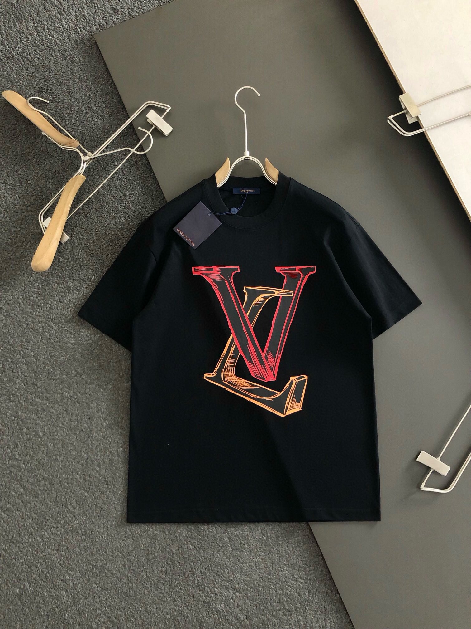 Lv路易威登男女情侣同款短袖半袖t恤 面料采用260克顶级高密度纯棉面料