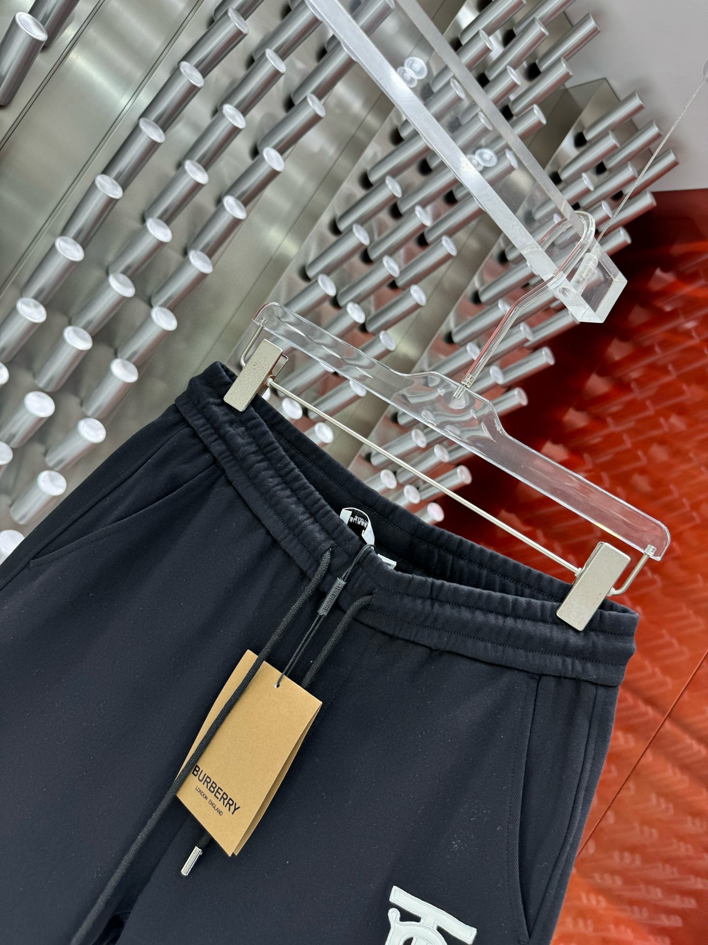 Fashion Update: BBR Burberry Barbara Unveils New Gender-Neutral Collection in 2024 - 图片 3