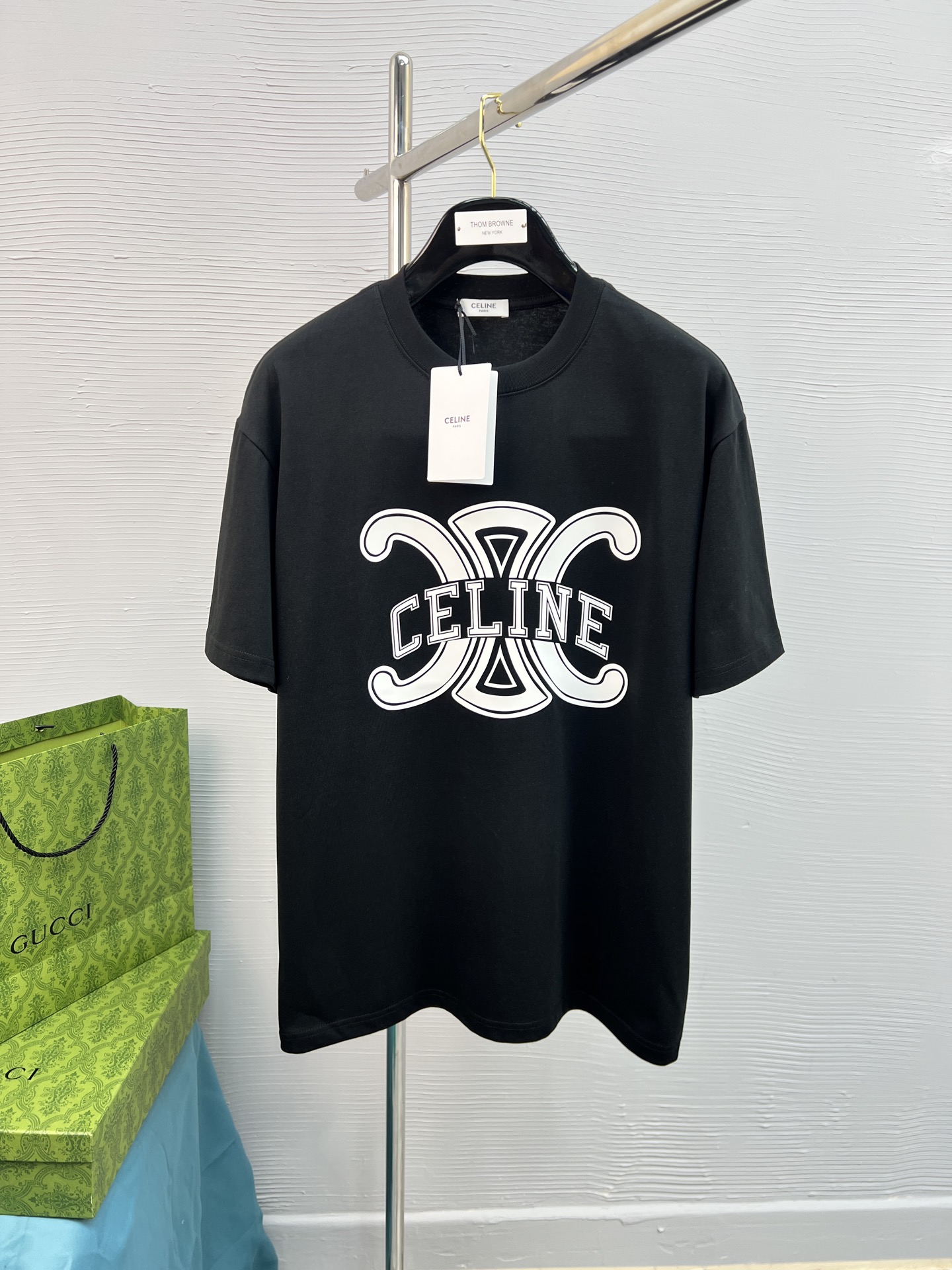 NO:125368,High-quality CELINE 25SS classic color matching T-shirt new product!  !  The style is quite youthful and energetic!  !  The bear series, which is the main feature of the new season, adopts high-standard specifications of first-class printing and ironing. The color transition presents a strong three-dimensional feeling. It is preferred to have 280g pure cotton fabric. It is comfortable and soft. It is matched with jeans, casual pants, and shorts are all versatile!  Color black white Size S-XL (OS version, 150 catties wear M), celine, shorts, jeans, tees, t-shirt, alexander wang19860909高品质 CELINE 25SS经典配色T恤新品！！款式相当的青春活力,朝气澎湃！！新一季主打的小熊系列,采用一级印烫的高规格标准.色调过渡呈现的立体感很强,优选280g纯棉面料.舒适柔软.春夏搭配牛仔裤.休闲裤.短裤都是百搭爆款！ 颜色黑色 白色 尺码S-XL（OS版型,150斤穿M）,,celine,shorts,jeans,tees，t-shirt,alexander wang,Men's clothing