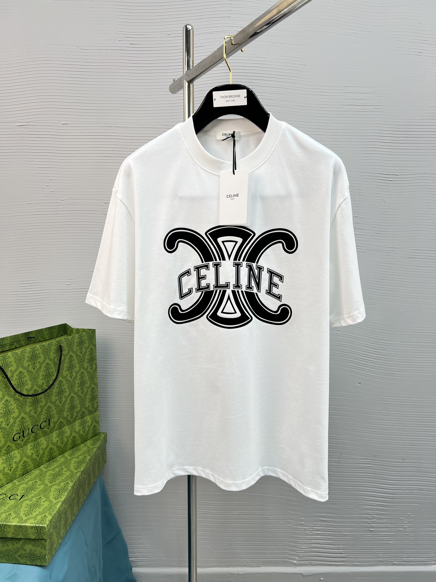 NO:125371,High-quality CELINE 25SS classic color matching T-shirt new product!  !  The style is quite youthful and energetic!  !  The bear series, which is the main feature of the new season, adopts high-standard specifications of first-class printing and ironing. The color transition presents a strong three-dimensional feeling. It is preferred to have 280g pure cotton fabric. It is comfortable and soft. It is matched with jeans, casual pants, and shorts are all versatile!  Color black white Size S-XL (OS version, 150 catties wear M), celine, shorts, jeans, tees, t-shirt, alexander wang19860909高品质 CELINE 25SS经典配色T恤新品！！款式相当的青春活力,朝气澎湃！！新一季主打的小熊系列,采用一级印烫的高规格标准.色调过渡呈现的立体感很强,优选280g纯棉面料.舒适柔软.春夏搭配牛仔裤.休闲裤.短裤都是百搭爆款！ 颜色黑色 白色 尺码S-XL（OS版型,150斤穿M）,,celine,shorts,jeans,tees，t-shirt,alexander wang,Men's clothing