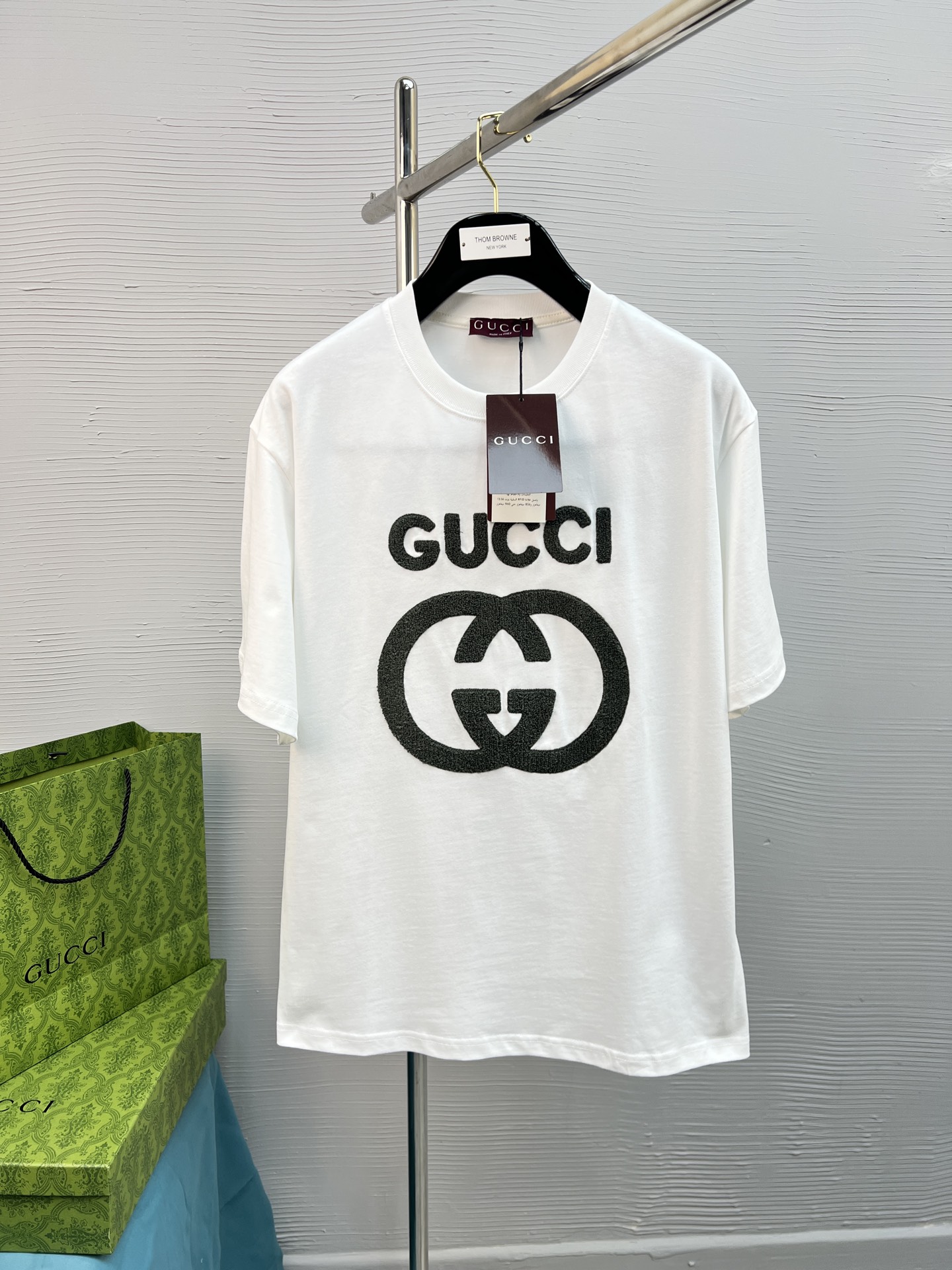 NO:125374,High-quality GUCCI 25SS classic color matching T-shirt new product!  !  The style is quite youthful and energetic!  !  The bear series, which is the main feature of the new season, adopts high-standard specifications of first-class printing and ironing. The color transition presents a strong three-dimensional feeling. It is preferred to have 280g pure cotton fabric. It is comfortable and soft. It is matched with jeans, casual pants, and shorts are all versatile!  Color black white Size S-XL (OS version, 150 catties wear M), gucci, shorts, jeans, tees, t-shirt, alexander wang19860909高品质 GUCCI 25SS经典配色T恤新品！！款式相当的青春活力,朝气澎湃！！新一季主打的小熊系列,采用一级印烫的高规格标准.色调过渡呈现的立体感很强,优选280g纯棉面料.舒适柔软.春夏搭配牛仔裤.休闲裤.短裤都是百搭爆款！ 颜色黑色 白色 尺码S-XL（OS版型,150斤穿M）,,gucci,shorts,jeans,tees，t-shirt,alexander wang,Men's clothing