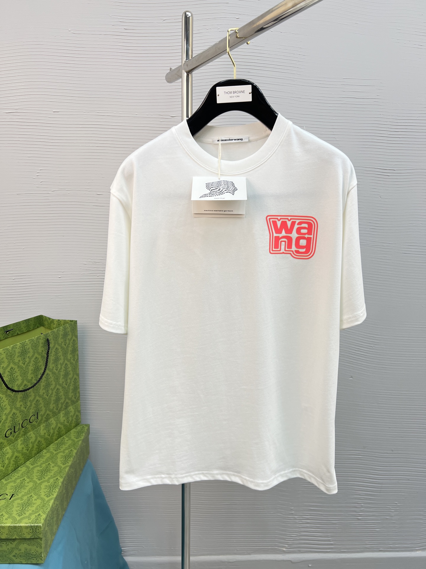 NO:125380,High-quality wang 25SS classic color matching T-shirt new product!  !  The style is quite youthful and energetic!  !  The bear series, which is the main feature of the new season, adopts high-standard specifications of first-class printing and ironing. The color transition presents a strong three-dimensional feeling. It is preferred to have 280g pure cotton fabric. It is comfortable and soft. It is matched with jeans, casual pants, and shorts are all versatile!  Color black white Size S-XL (OS version, 150 catties wear M), shorts, jeans, tees, t-shirt, alexander wang19860909高品质 wang 25SS经典配色T恤新品！！款式相当的青春活力,朝气澎湃！！新一季主打的小熊系列,采用一级印烫的高规格标准.色调过渡呈现的立体感很强,优选280g纯棉面料.舒适柔软.春夏搭配牛仔裤.休闲裤.短裤都是百搭爆款！ 颜色黑色 白色 尺码S-XL（OS版型,150斤穿M）,,shorts,jeans,tees，t-shirt,alexander wang,Men's clothing