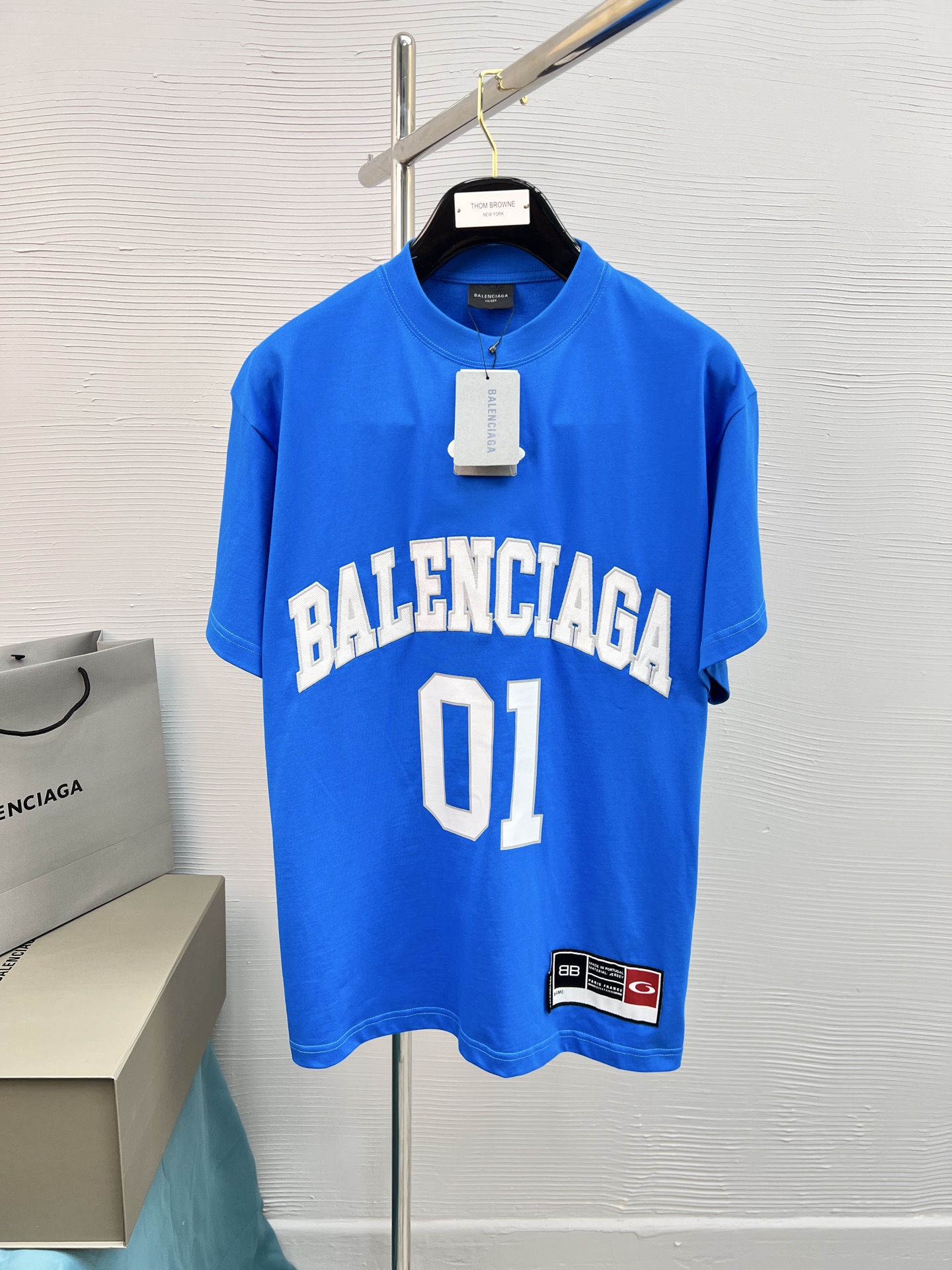 NO:125377,High-quality BAL 25SS classic color matching T-shirt new product!  !  The style is quite youthful and energetic!  !  The bear series, which is the main feature of the new season, adopts high-standard specifications of first-class printing and ironing. The color transition presents a strong three-dimensional feeling. It is preferred to have 280g pure cotton fabric. It is comfortable and soft. It is matched with jeans, casual pants, and shorts are all versatile!  Color blue Size 1-4 (OS version, 150 catties wear 2), shorts, jeans, tees, t-shirt, alexander wang19860909高品质 BAL 25SS经典配色T恤新品！！款式相当的青春活力,朝气澎湃！！新一季主打的小熊系列,采用一级印烫的高规格标准.色调过渡呈现的立体感很强,优选280g纯棉面料.舒适柔软.春夏搭配牛仔裤.休闲裤.短裤都是百搭爆款！ 颜色蓝色 尺码1-4（OS版型,150斤穿2）,,shorts,jeans,tees，t-shirt,alexander wang,Men's clothing
