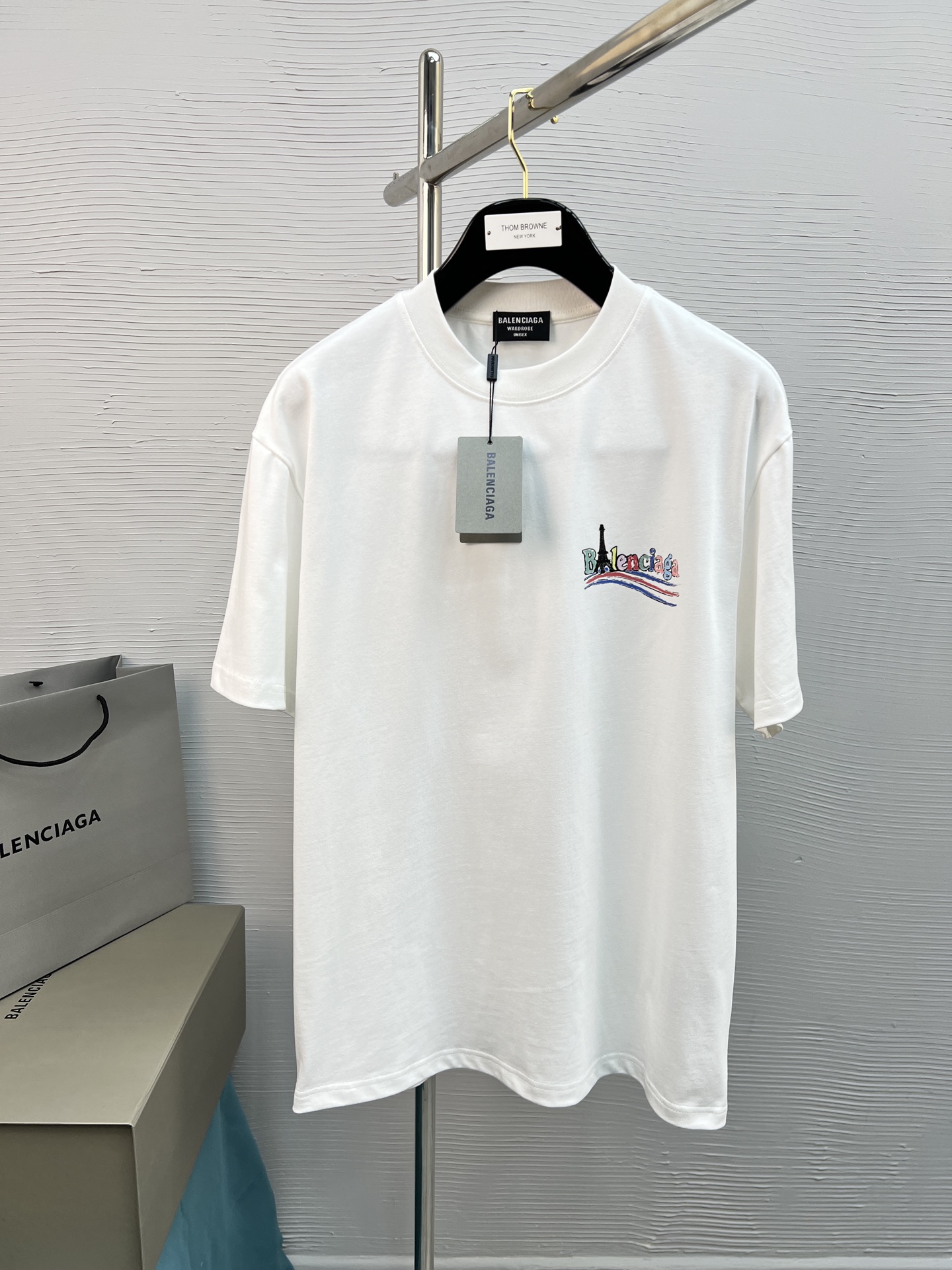 NO:125383,High-quality BAL 25SS classic color matching T-shirt new product!  !  The style is quite youthful and energetic!  !  The bear series, which is the main feature of the new season, adopts high-standard specifications of first-class printing and ironing. The color transition presents a strong three-dimensional feeling. It is preferred to have 280g pure cotton fabric. It is comfortable and soft. It is matched with jeans, casual pants, and shorts are all versatile!  Color black white Size S-XL (OS version, 150 catties wear M), shorts, jeans, tees, t-shirt, alexander wang19860909高品质 BAL 25SS经典配色T恤新品！！款式相当的青春活力,朝气澎湃！！新一季主打的小熊系列,采用一级印烫的高规格标准.色调过渡呈现的立体感很强,优选280g纯棉面料.舒适柔软.春夏搭配牛仔裤.休闲裤.短裤都是百搭爆款！ 颜色黑色 白色 尺码S-XL（OS版型,150斤穿M）,,shorts,jeans,tees，t-shirt,alexander wang,Men's clothing