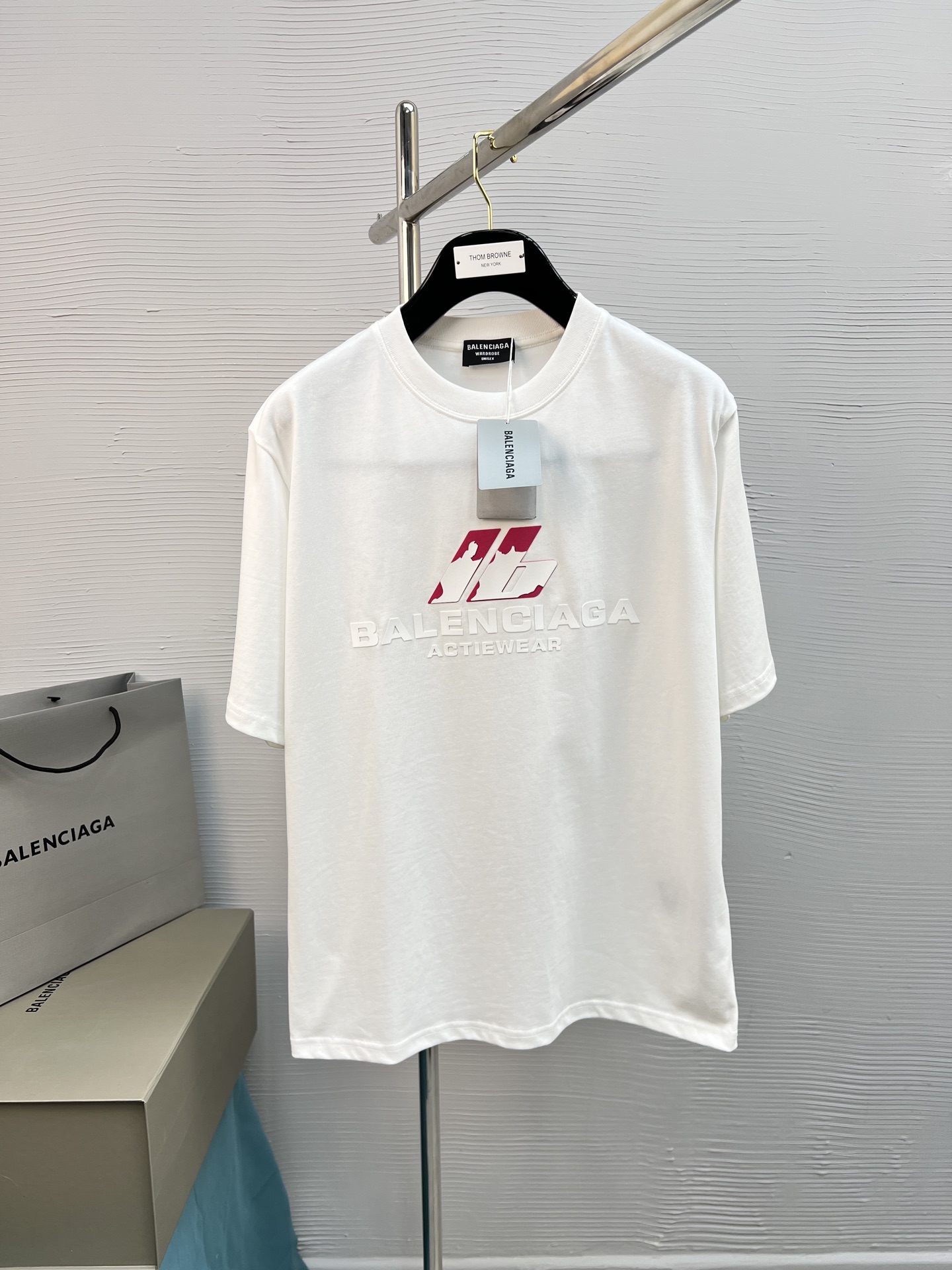 NO:125385,High-quality BAL 25SS offset printing high-tech production, a new product of classic color matching T-shirts!  !  The style is quite youthful and energetic!  !  The bear series, which is the main feature of the new season, adopts high-standard specifications of first-class printing and ironing. The color transition presents a strong three-dimensional feeling. It is preferred to have 280g pure cotton fabric. It is comfortable and soft. It is matched with jeans, casual pants, and shorts are all versatile!  Color black white Size S-XL (OS version, 150 catties wear M), shorts, jeans, tees, t-shirt, alexander wang19860909高品质 BAL 25SS胶印高工艺制作 经典配色T恤新品！！款式相当的青春活力,朝气澎湃！！新一季主打的小熊系列,采用一级印烫的高规格标准.色调过渡呈现的立体感很强,优选280g纯棉面料.舒适柔软.春夏搭配牛仔裤.休闲裤.短裤都是百搭爆款！ 颜色黑色 白色 尺码S-XL（OS版型,150斤穿M）,,shorts,jeans,tees，t-shirt,alexander wang,Men's clothing