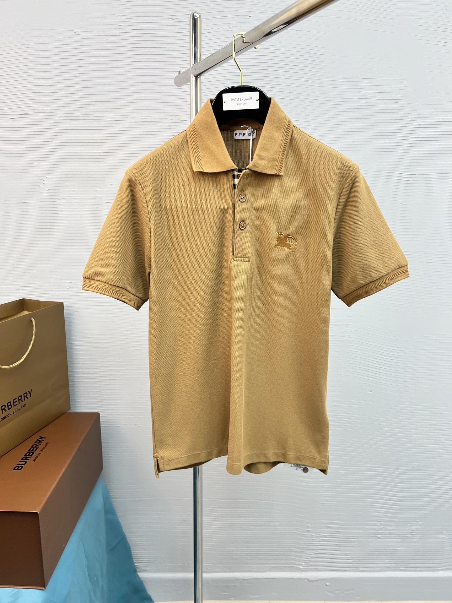 NO:125388,BBR 25SS spring and summer polo shirt black and white printed round neck short-sleeved T-shirt!  - Purchase the original mold opening, custom side marking, double narrow needle flat car on the hem, details determine success or failure OS shoulder drop style No gender distinction - Use 280g heavy pure cotton, never pilling The fabric feels silky and soft and skin-friendly, threads are fixed weaving and dyeing in the same cylinder, exclusive quality difference, currency Welcome to compare Color black and white S-XL, T-shirt,tees, t-shirt,alexander wang19860909BBR 25SS春夏款polo衫 黑白印花圆领短袖T恤！ -购入原版开模打造,定制侧标,下摆双窄针平车,细节决定成败 OS落肩版型 无性别区分 -采用280g重磅纯棉 绝不起球 面料手感丝滑柔软亲肤 螺纹同缸定织定染零色差独家品质区别通货 欢迎对比 颜色黑色 白色 码数S-XL,,T-shirt,tees，t-shirt,alexander wang,Men's clothing